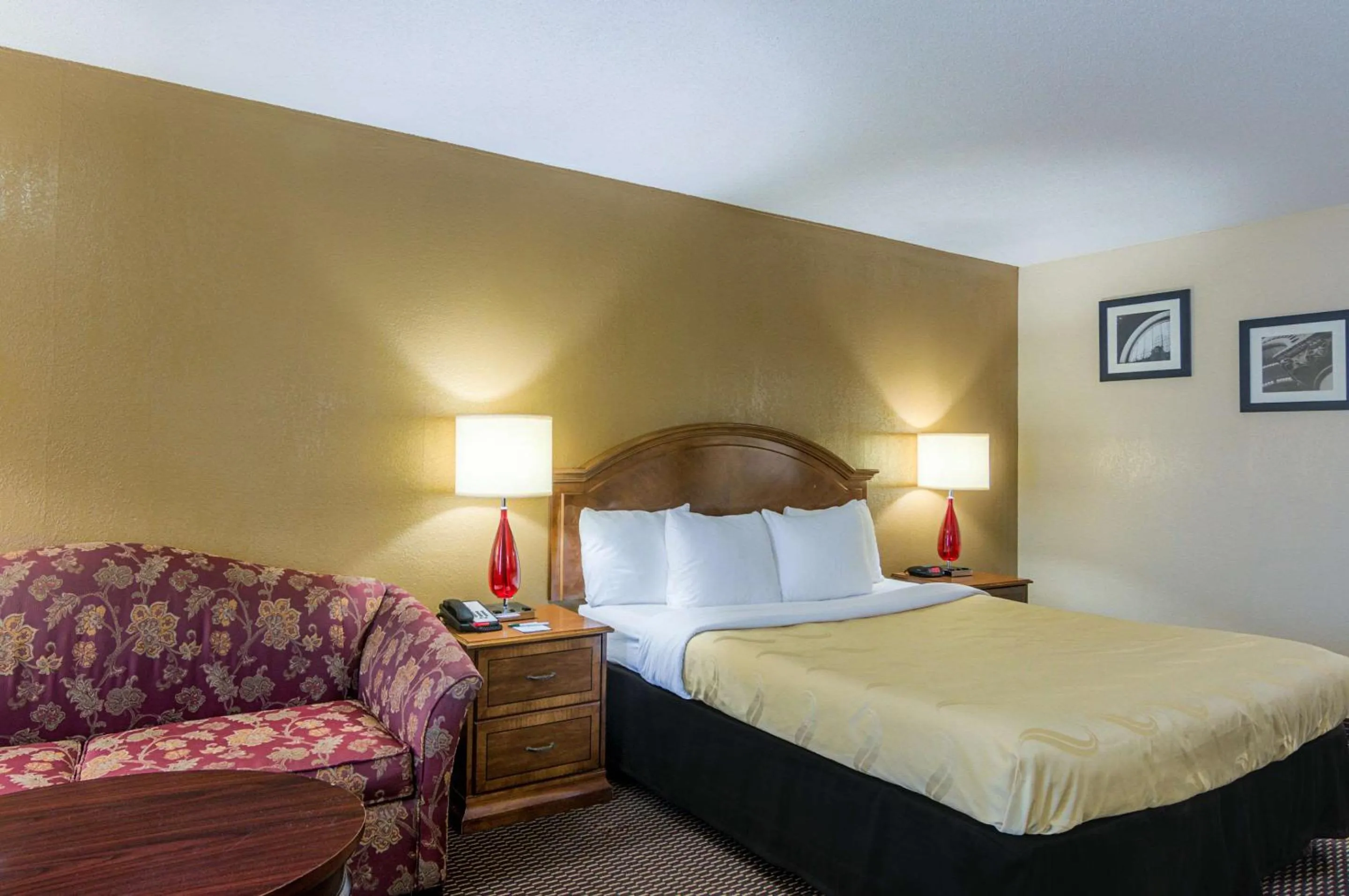 Photo of the whole room in Quality Inn Shawnee I-40