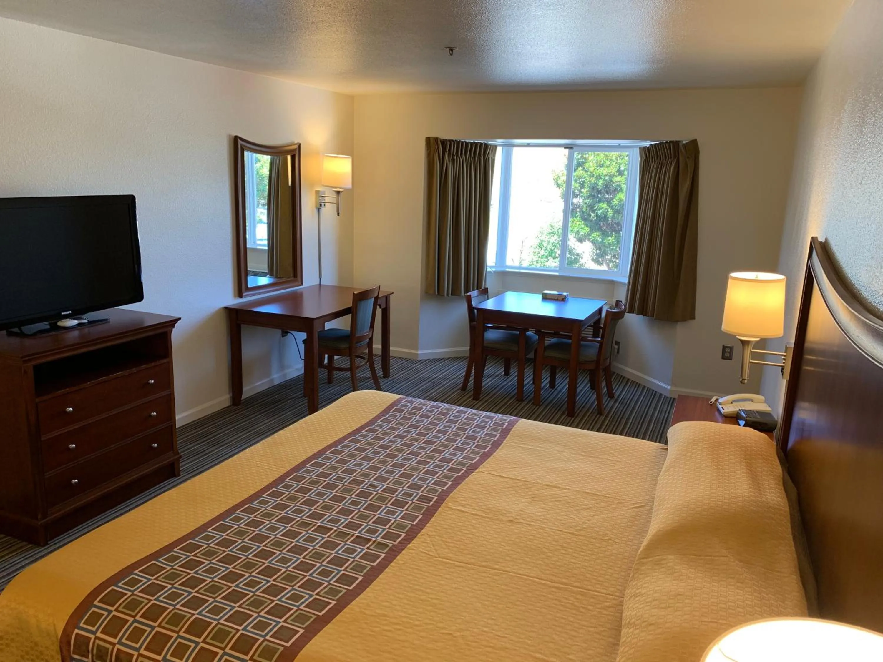 Bedroom, Bed in Airport Inn