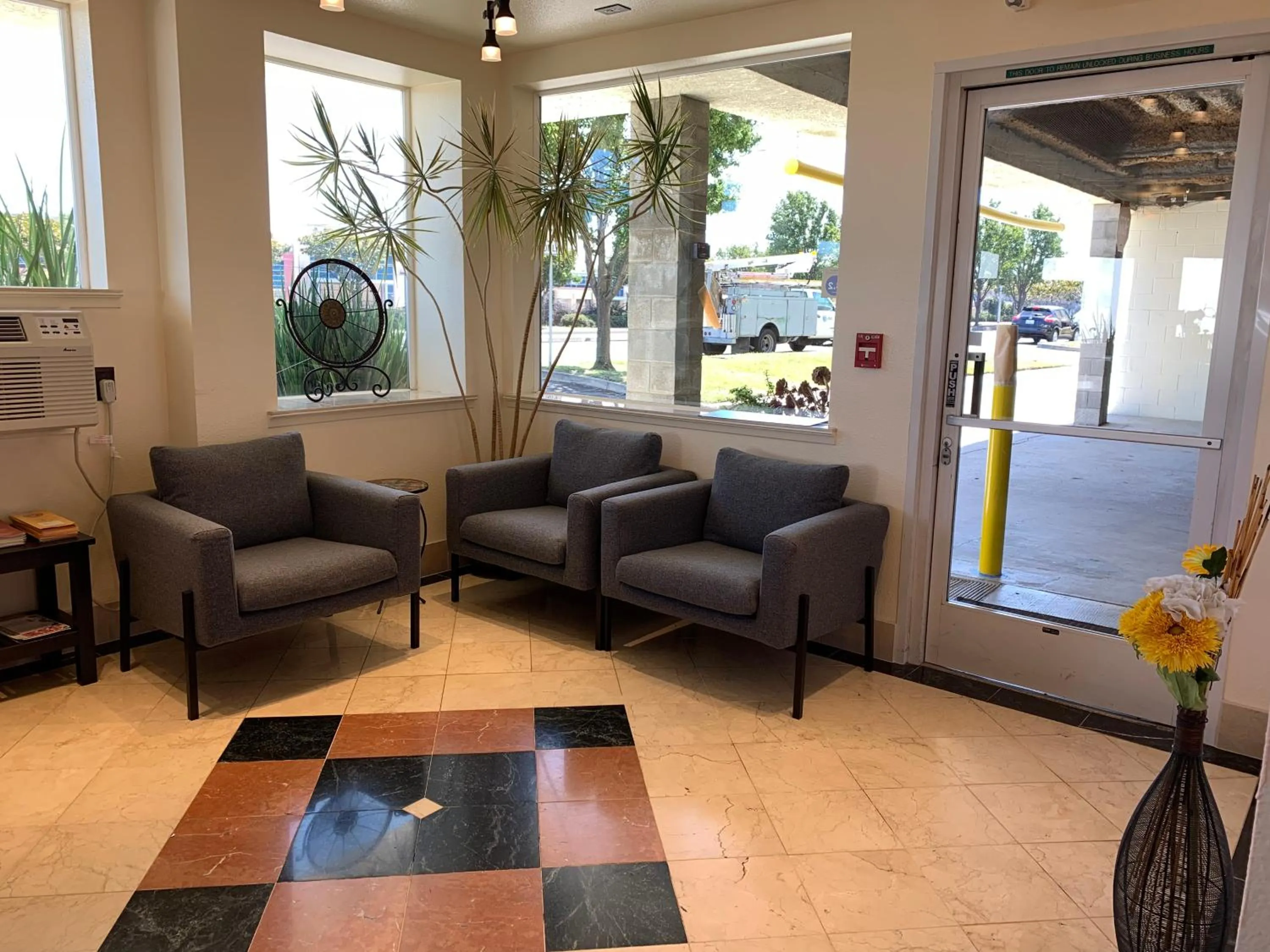 Lobby or reception in Airport Inn