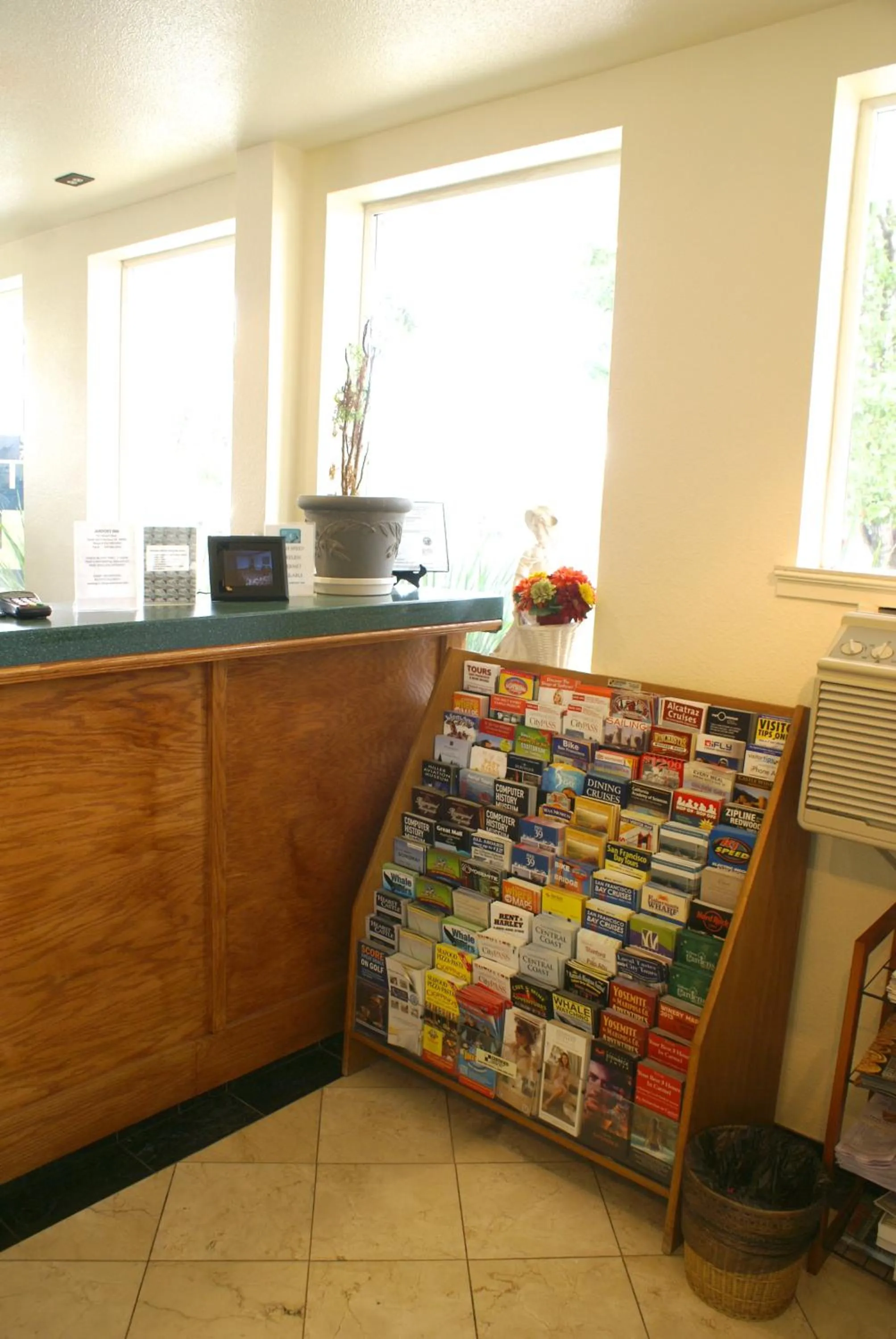 Lobby or reception in Airport Inn