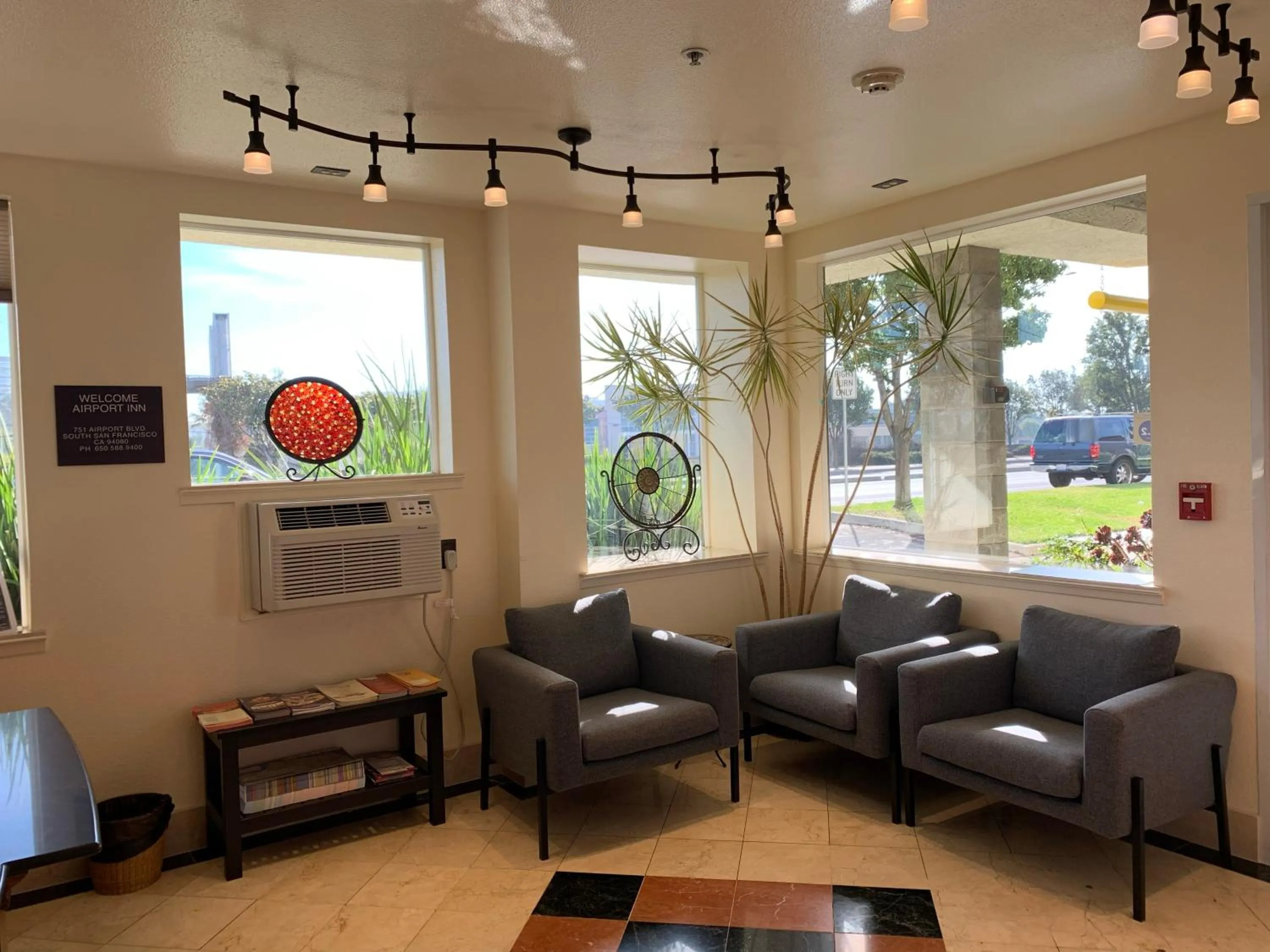 Lobby or reception in Airport Inn