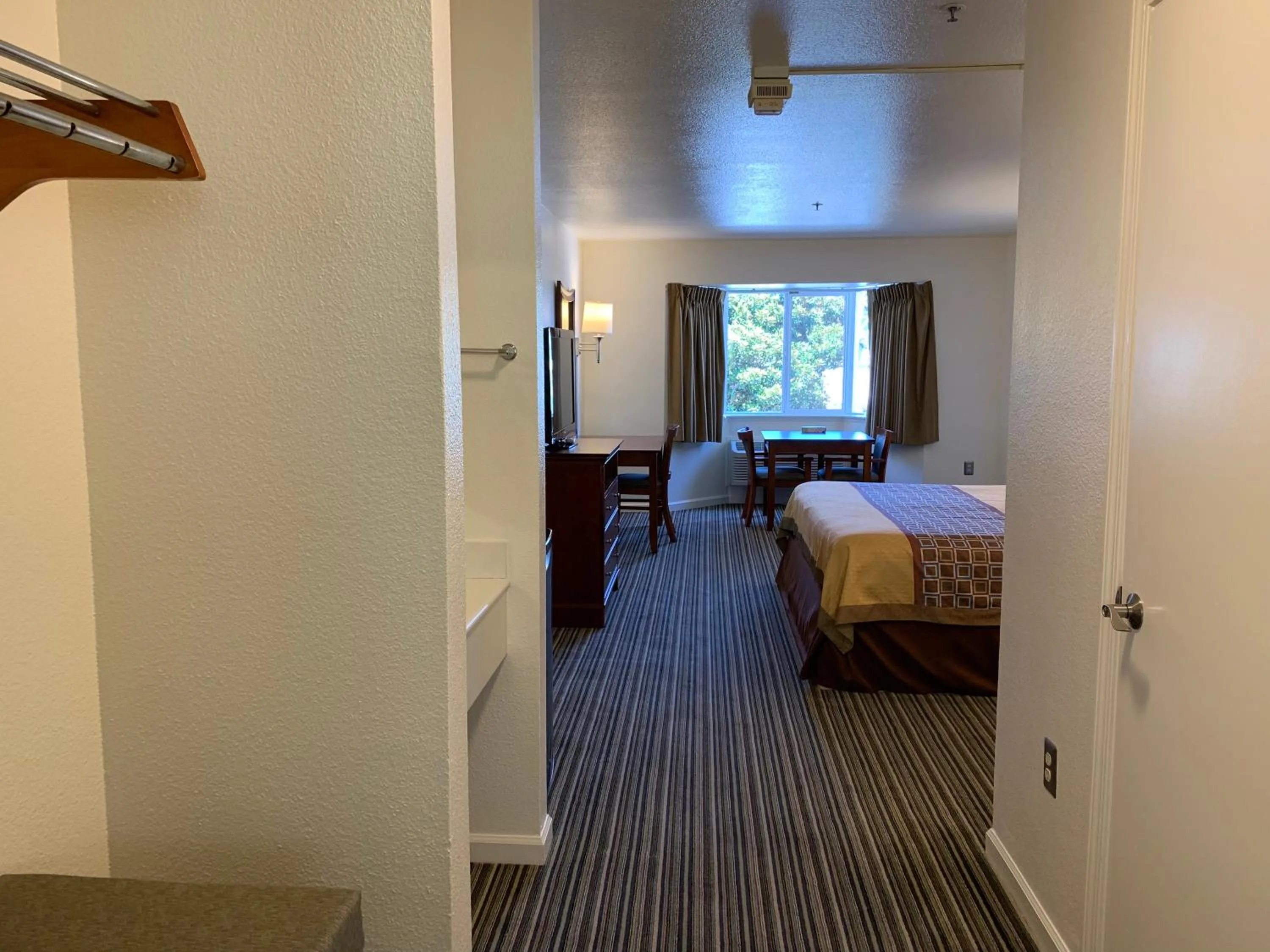 Photo of the whole room, Bed in Airport Inn