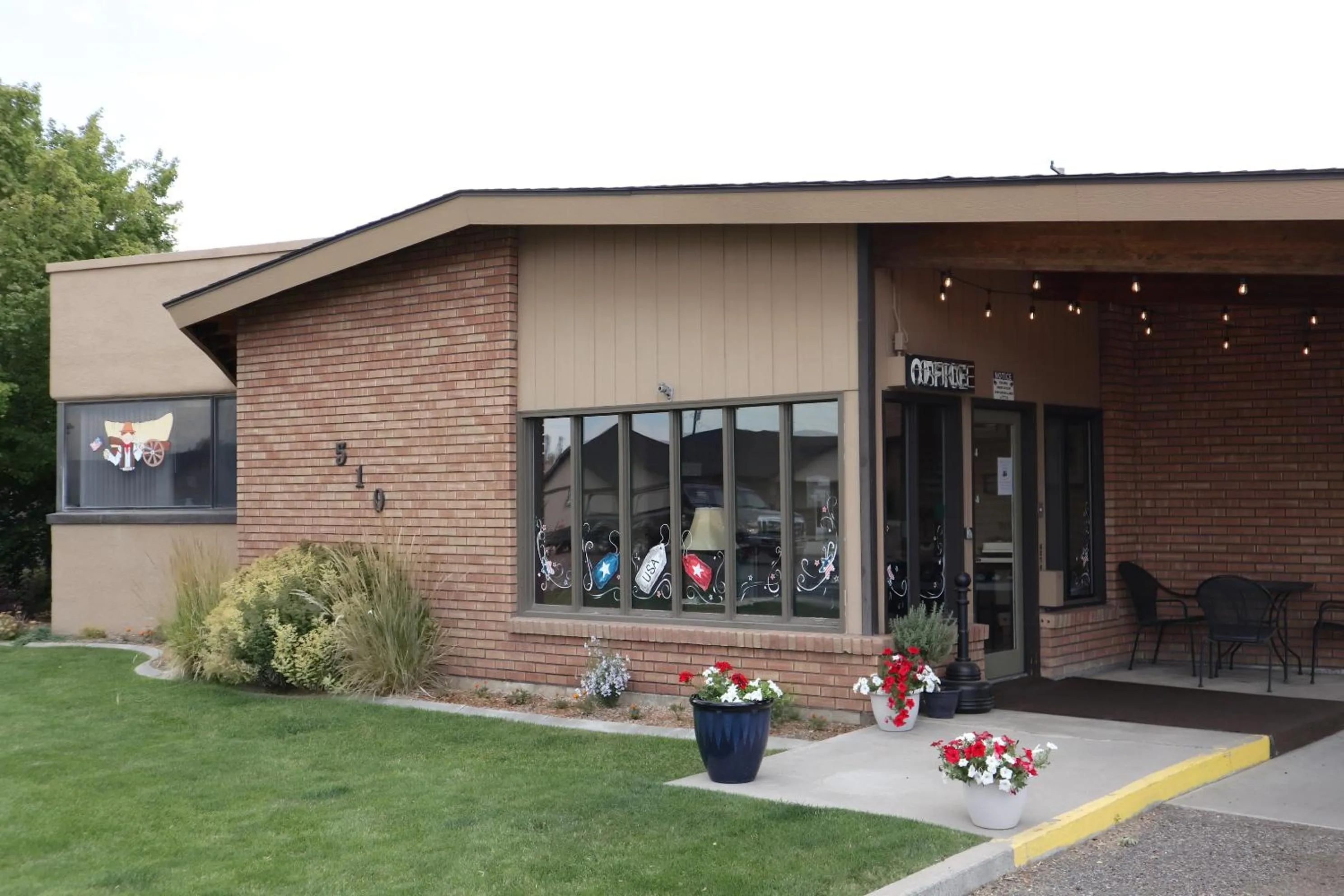 Facade/entrance in Oregon Trail Inn