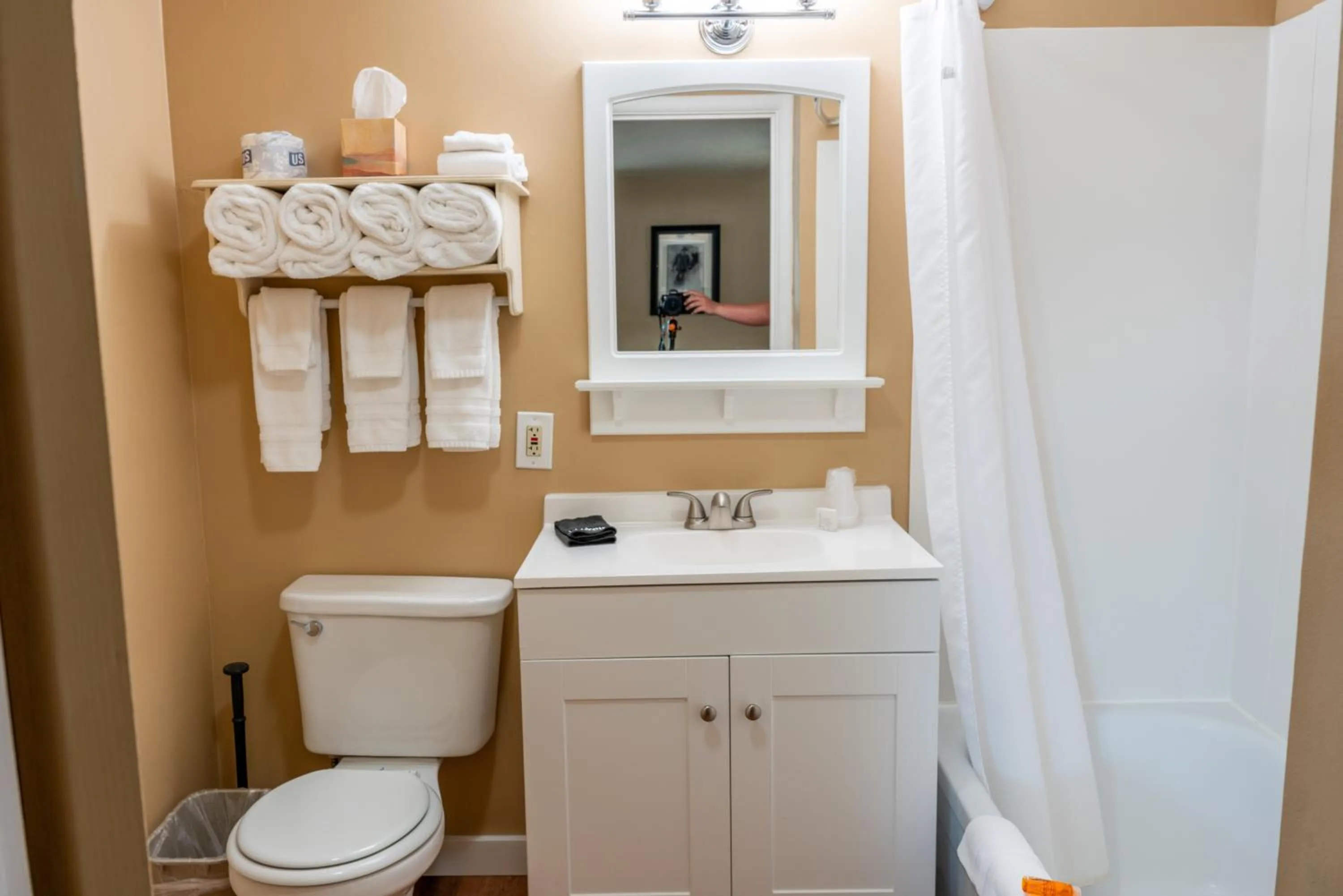 Toilet in Oregon Trail Inn