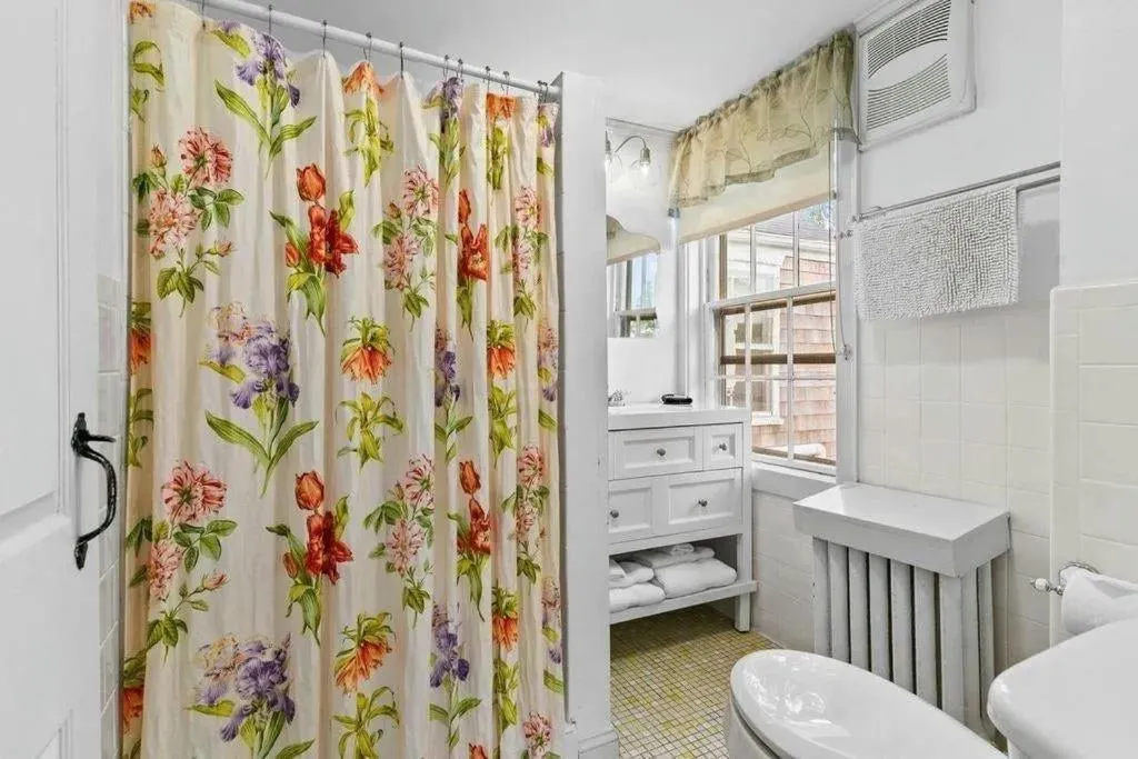 Shower in William's Grant Inn Bed and Breakfast