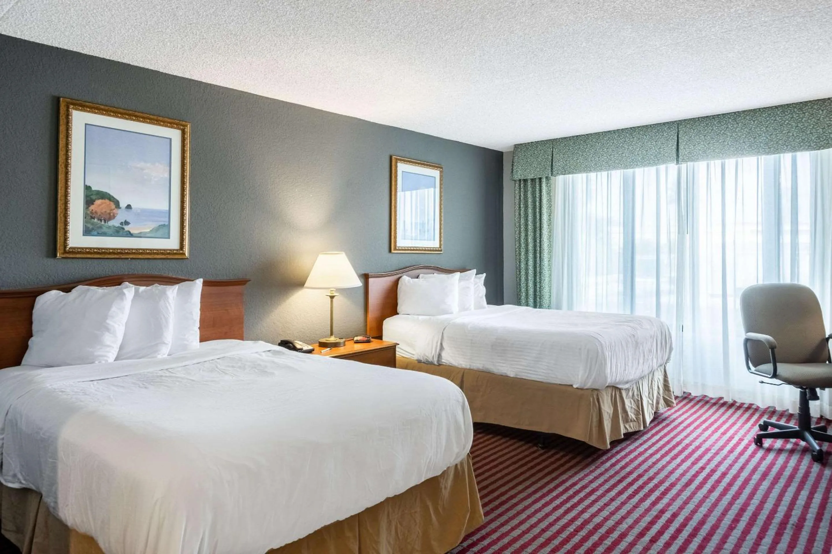 Photo of the whole room, Bed in Lakeland Hotel