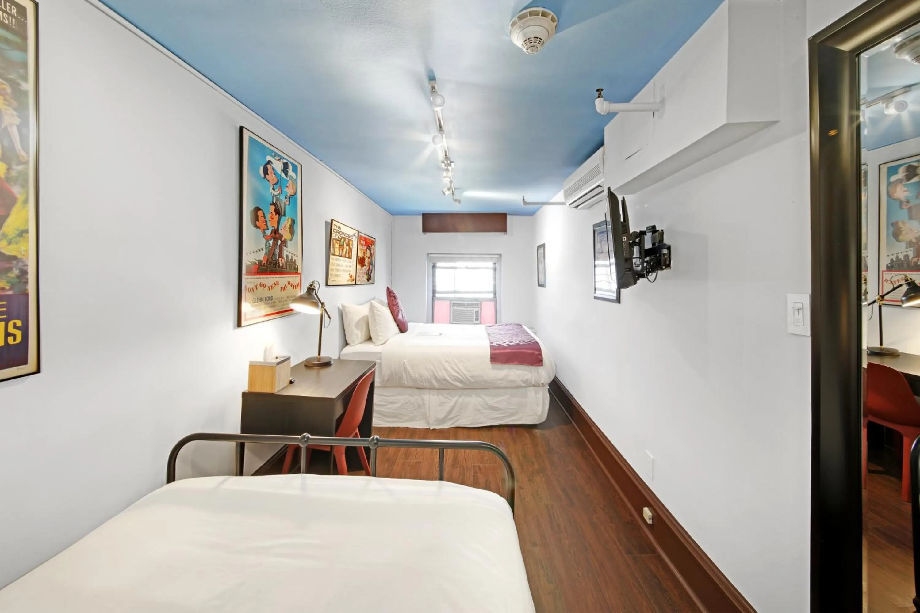 Bed in Chelsea Pines Inn