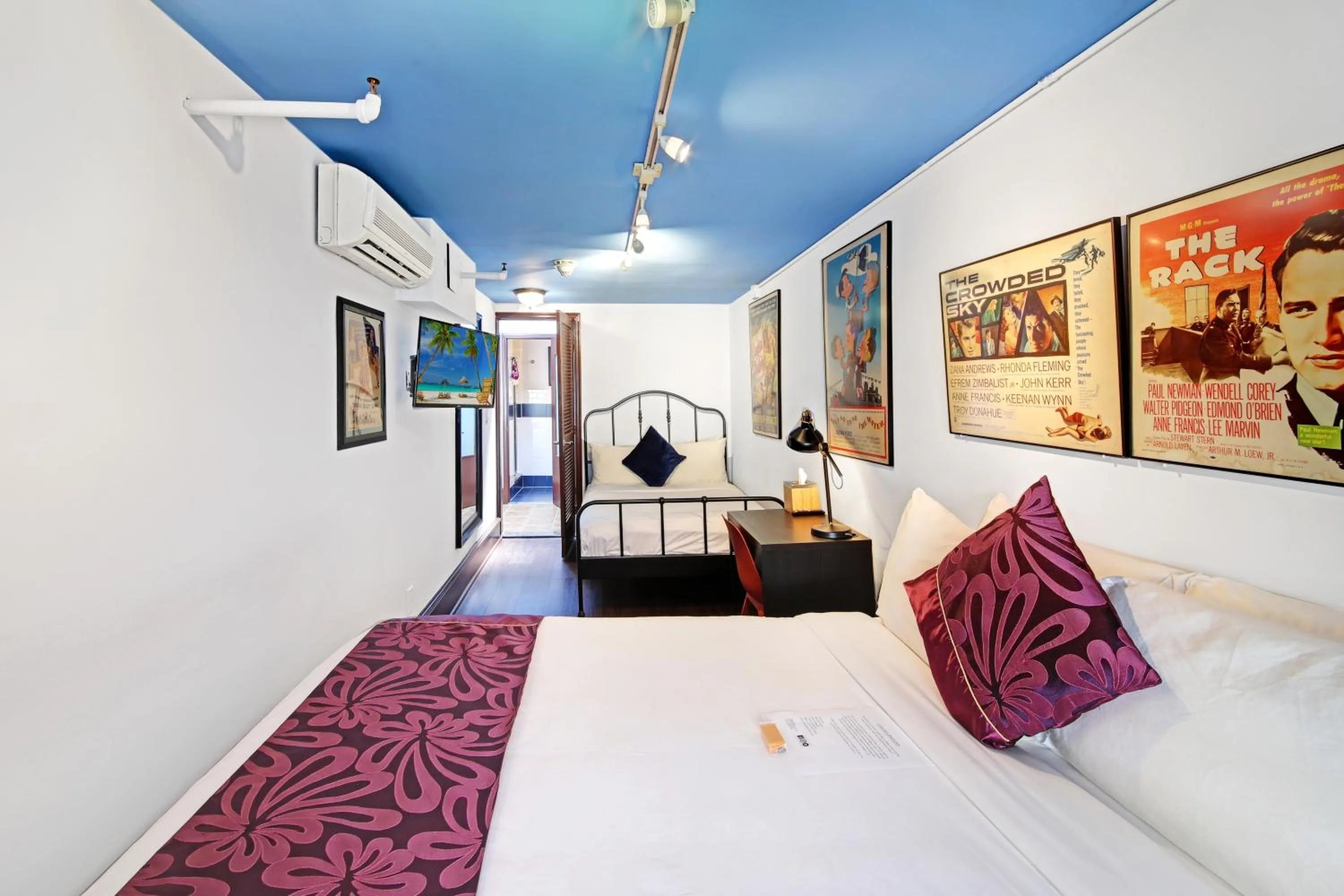 Bed in Chelsea Pines Inn