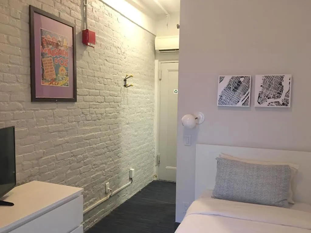 Bed in Chelsea Pines Inn