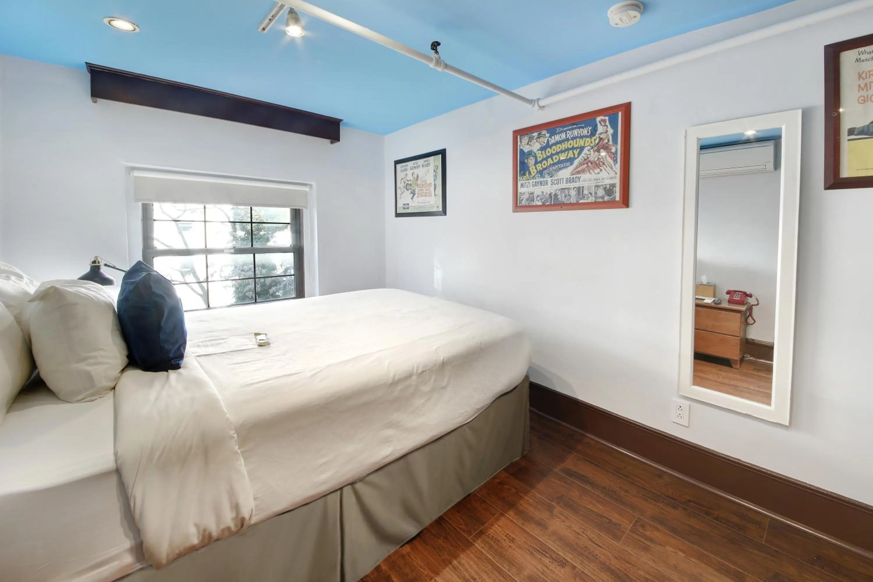 Bed in Chelsea Pines Inn