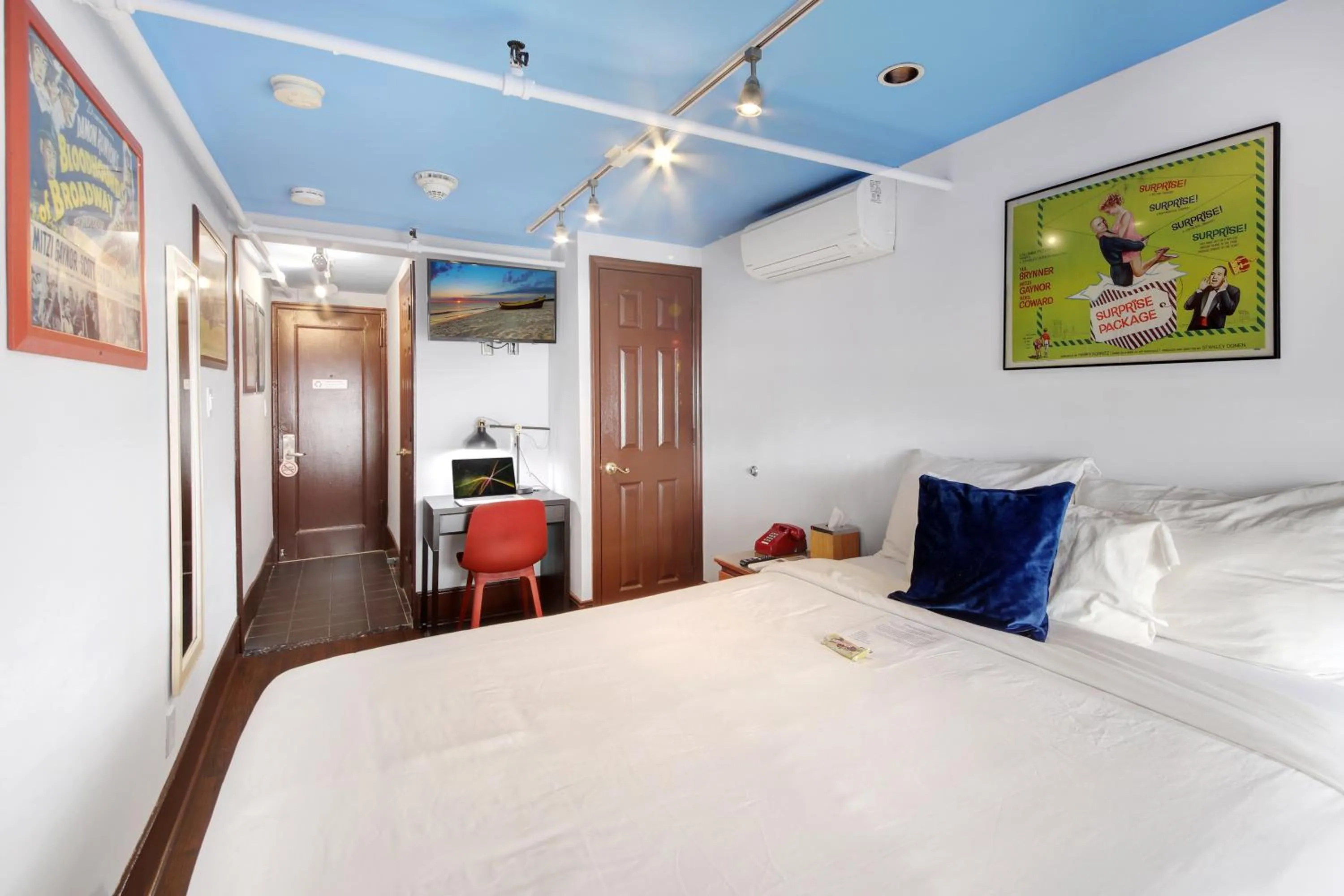 Bed in Chelsea Pines Inn