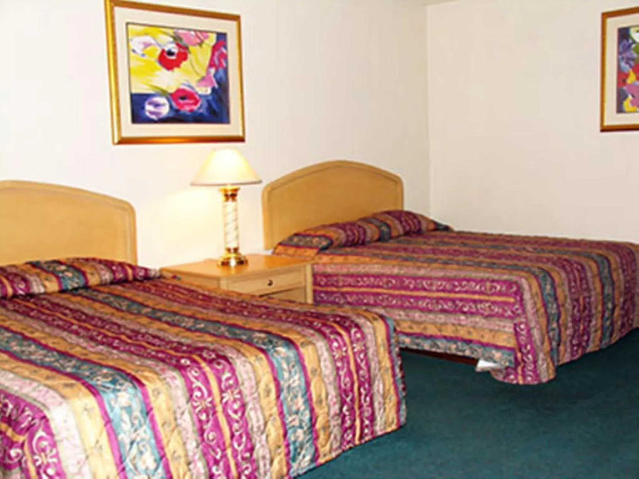 Queen Room with Two Queen Beds in El Rancho Motel Lodi Queen Room with Two Queen Beds in El Rancho Motel Lodi