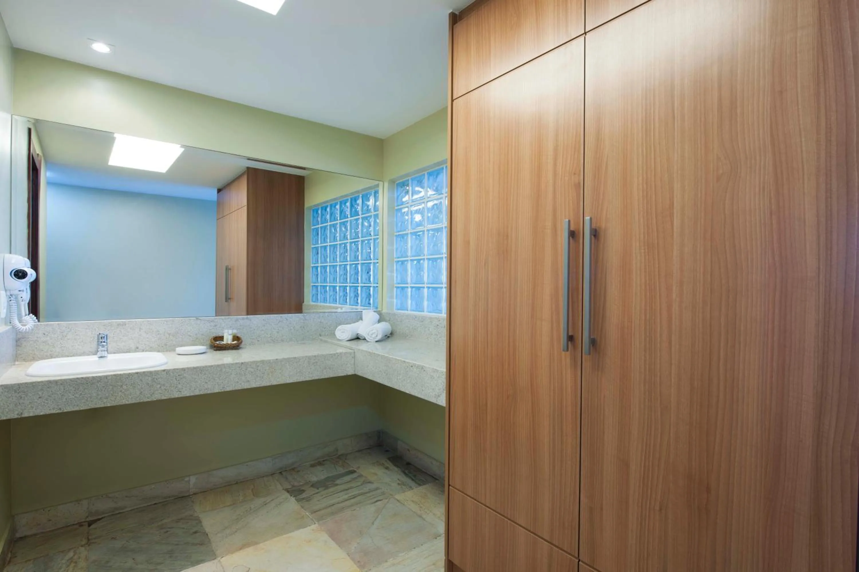 Toilet in Hotel Pontal de Ubu