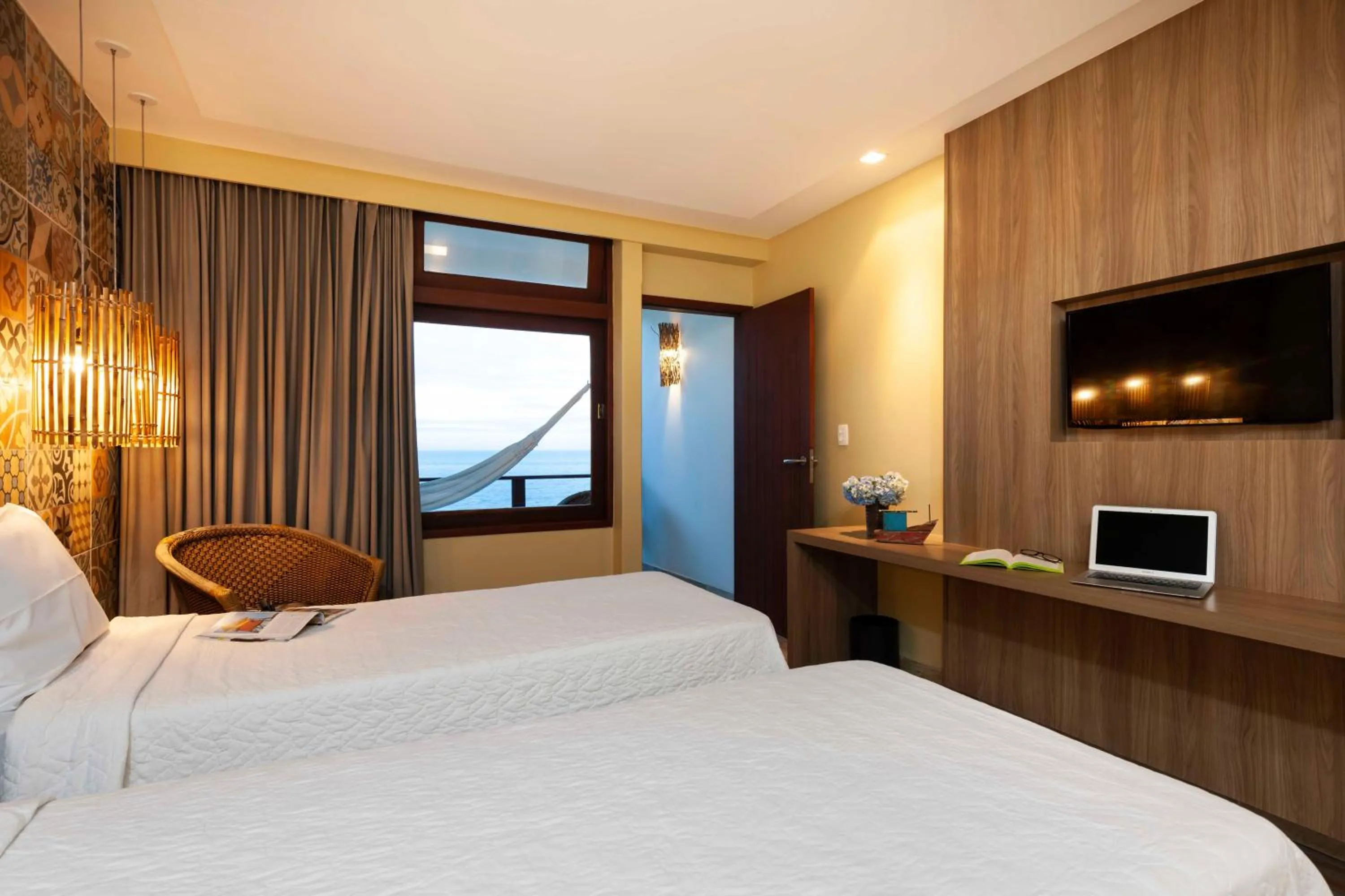 Communal lounge/ TV room, Bed in Hotel Pontal de Ubu