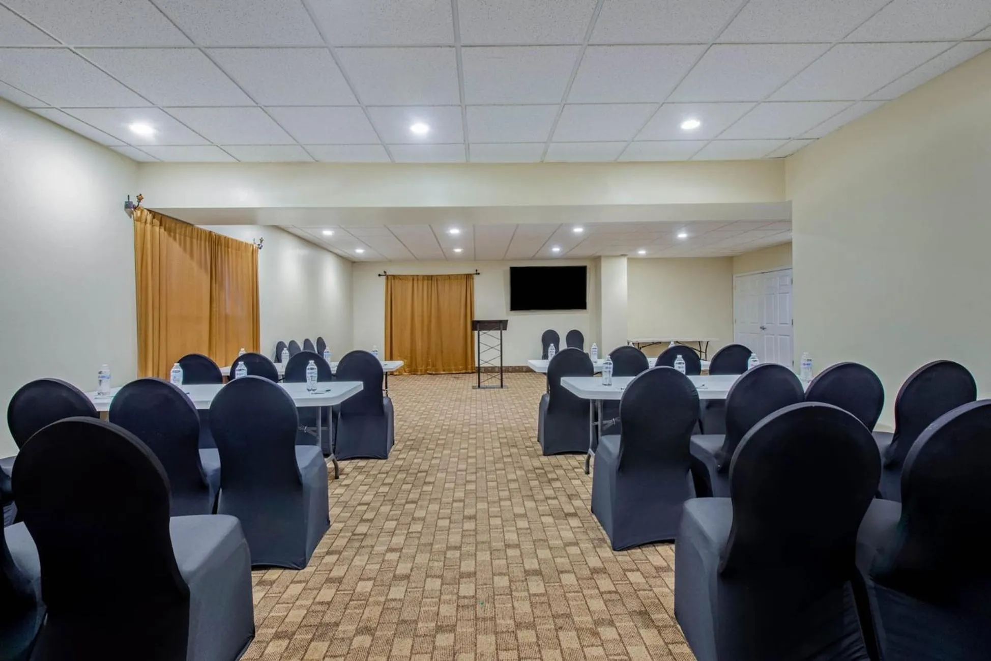 Meeting/conference room in La Quinta by Wyndham Lexington Park - Patuxent