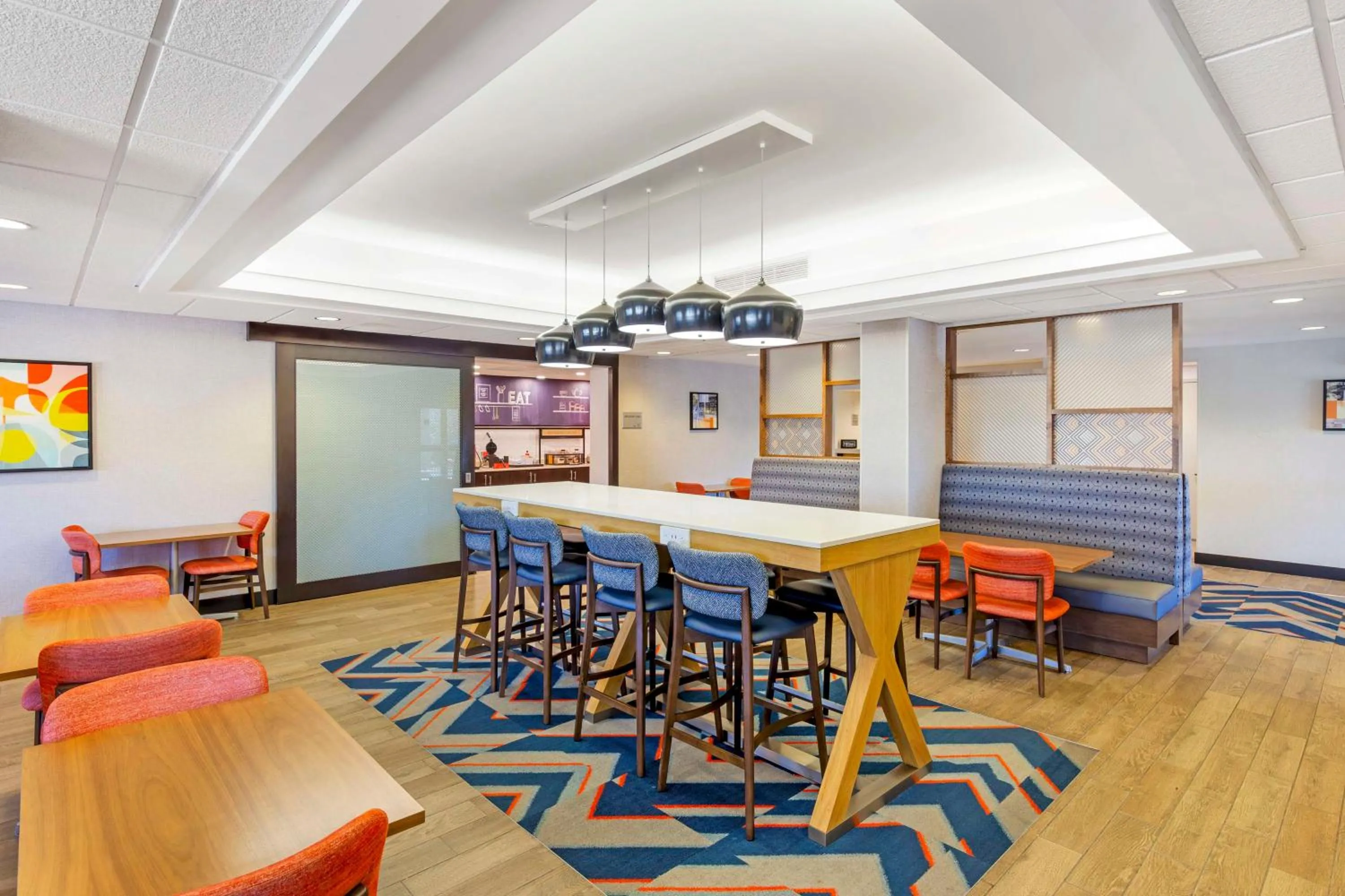 Dining area in Hampton Inn Mebane
