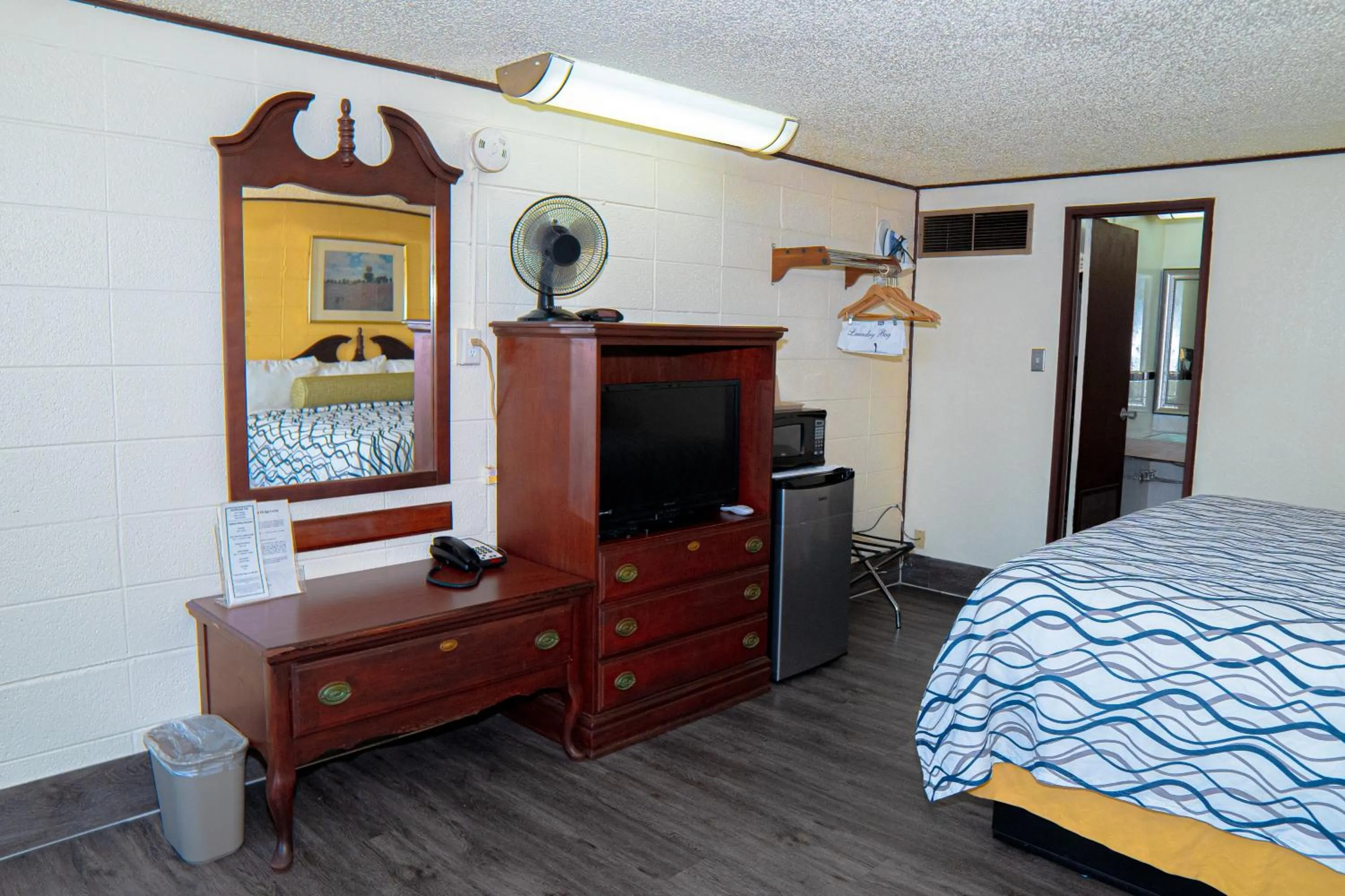 Bed in South Wind Inn