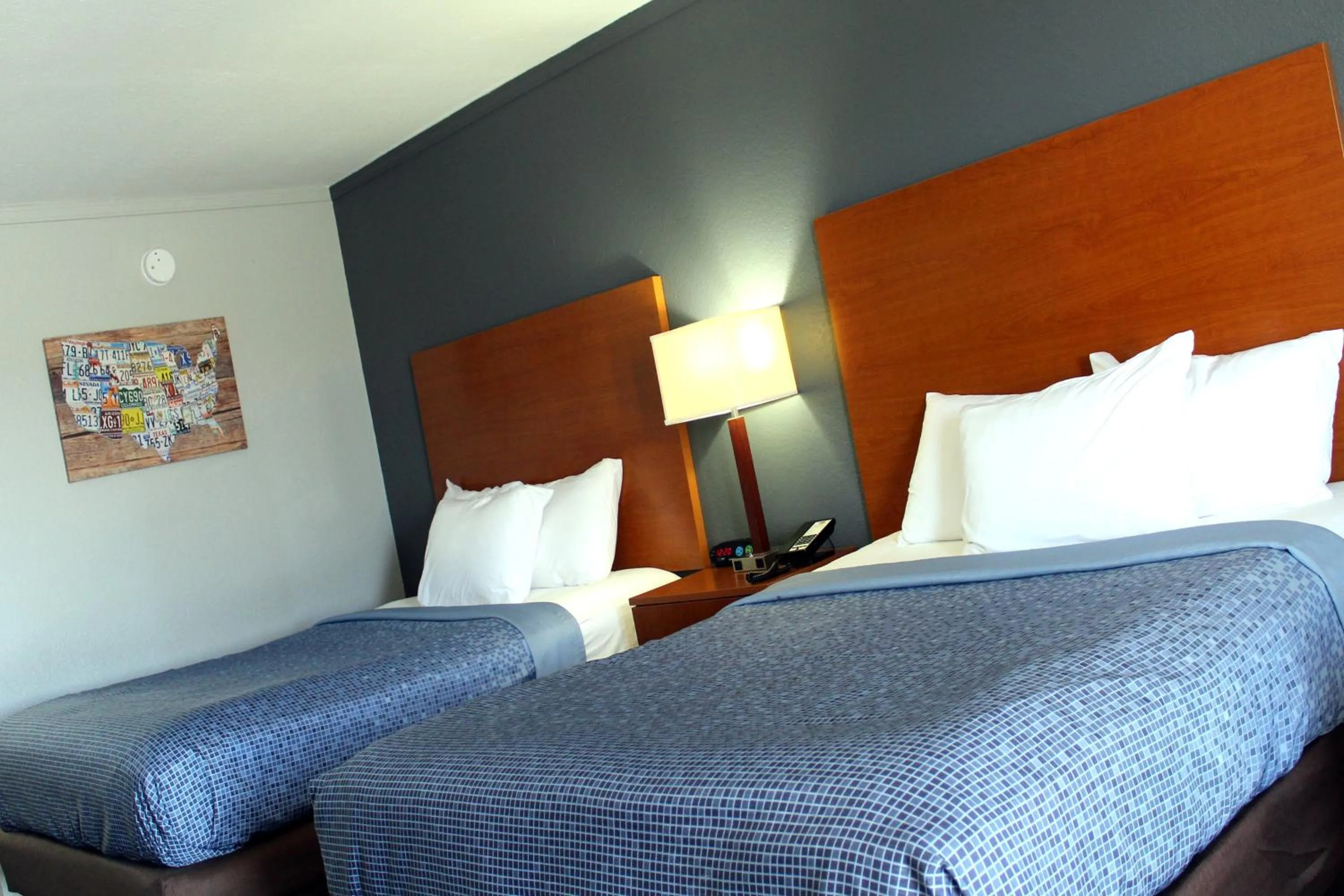 Bed in Econo Lodge Franklin South