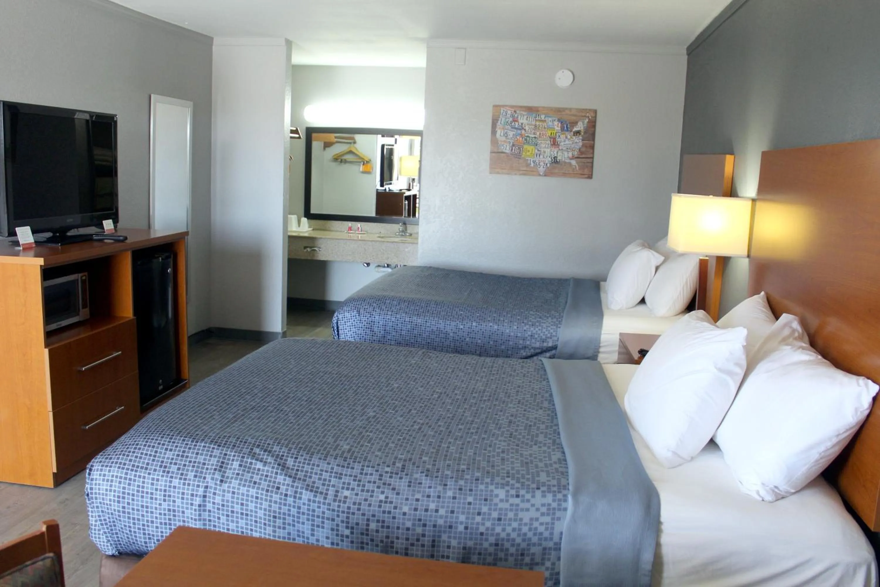 Bed in Econo Lodge Franklin South