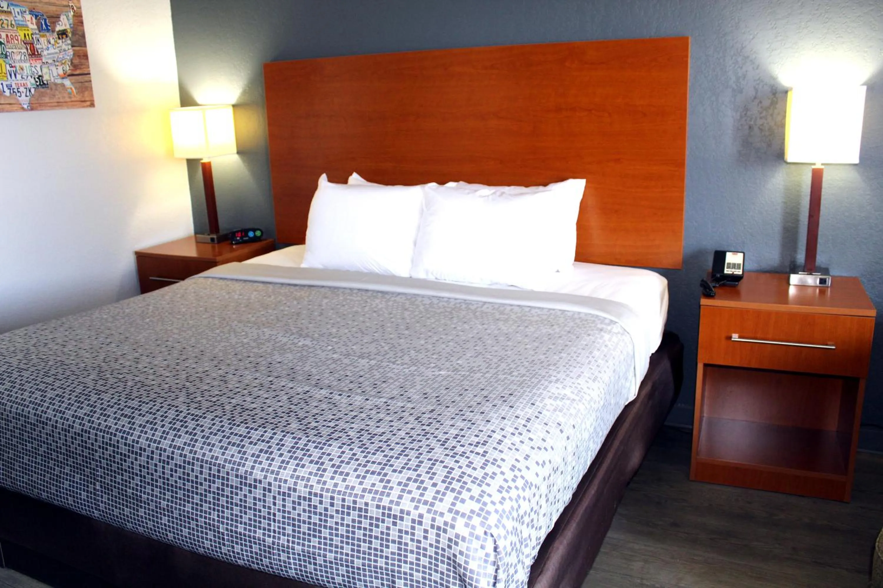 Bed in Econo Lodge Franklin South