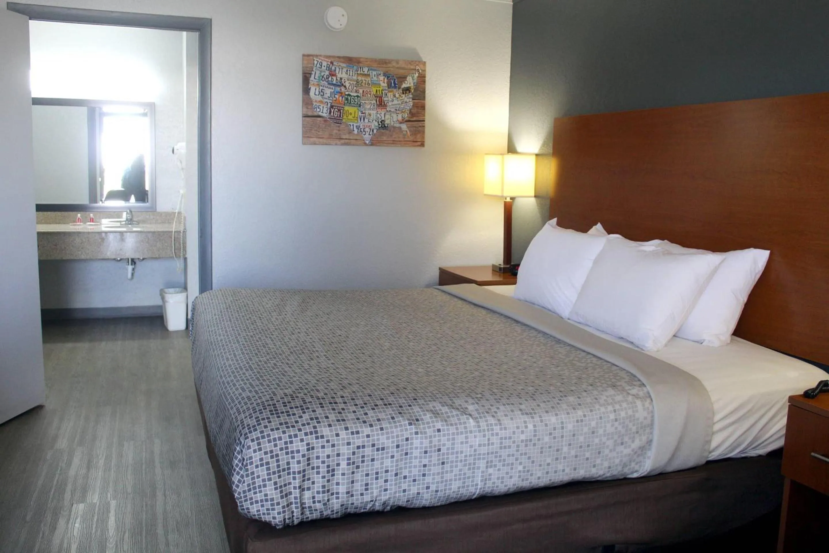 Bedroom, Bed in Econo Lodge Franklin South