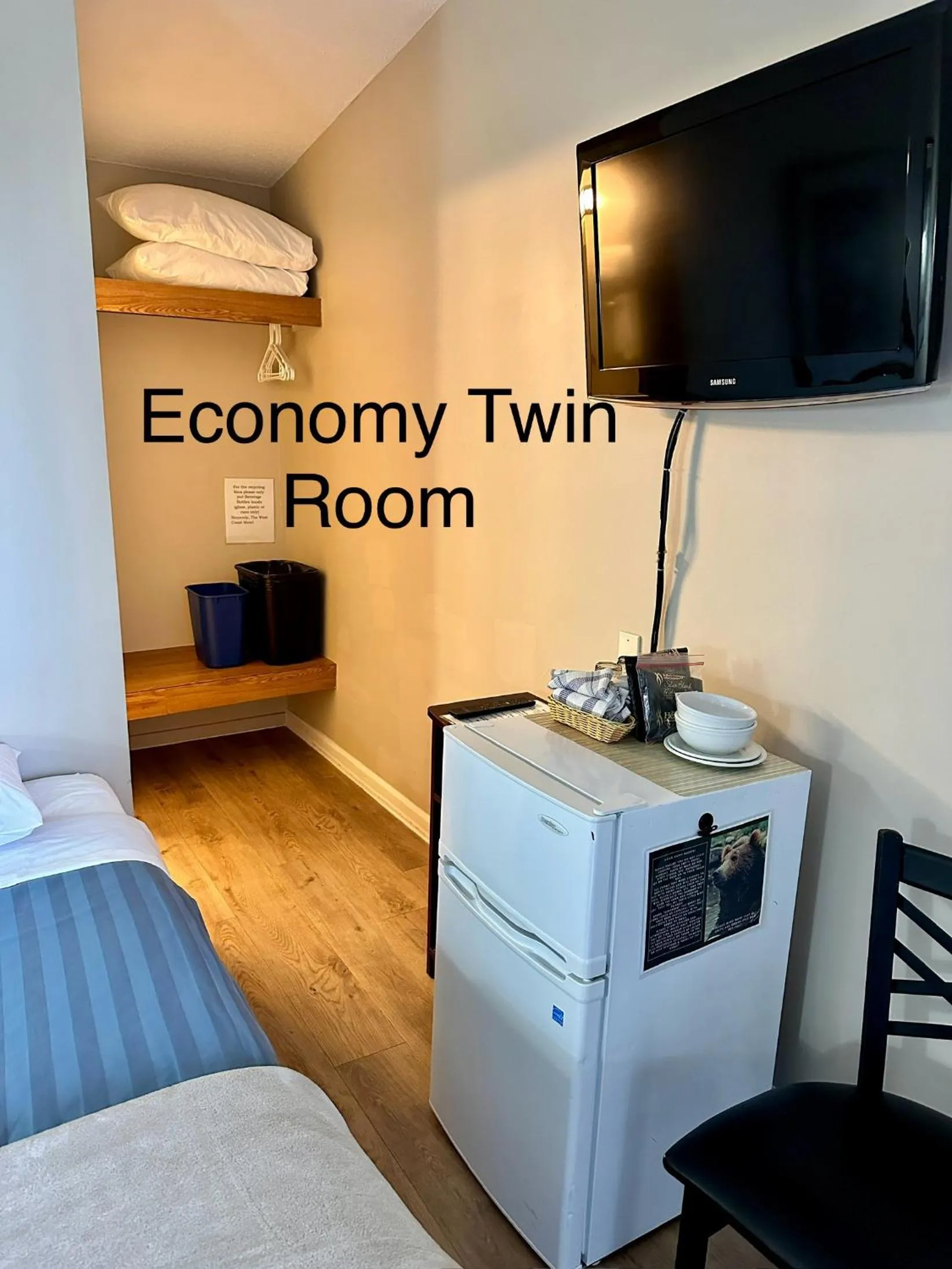 Bed in West Coast Motel on the Harbour