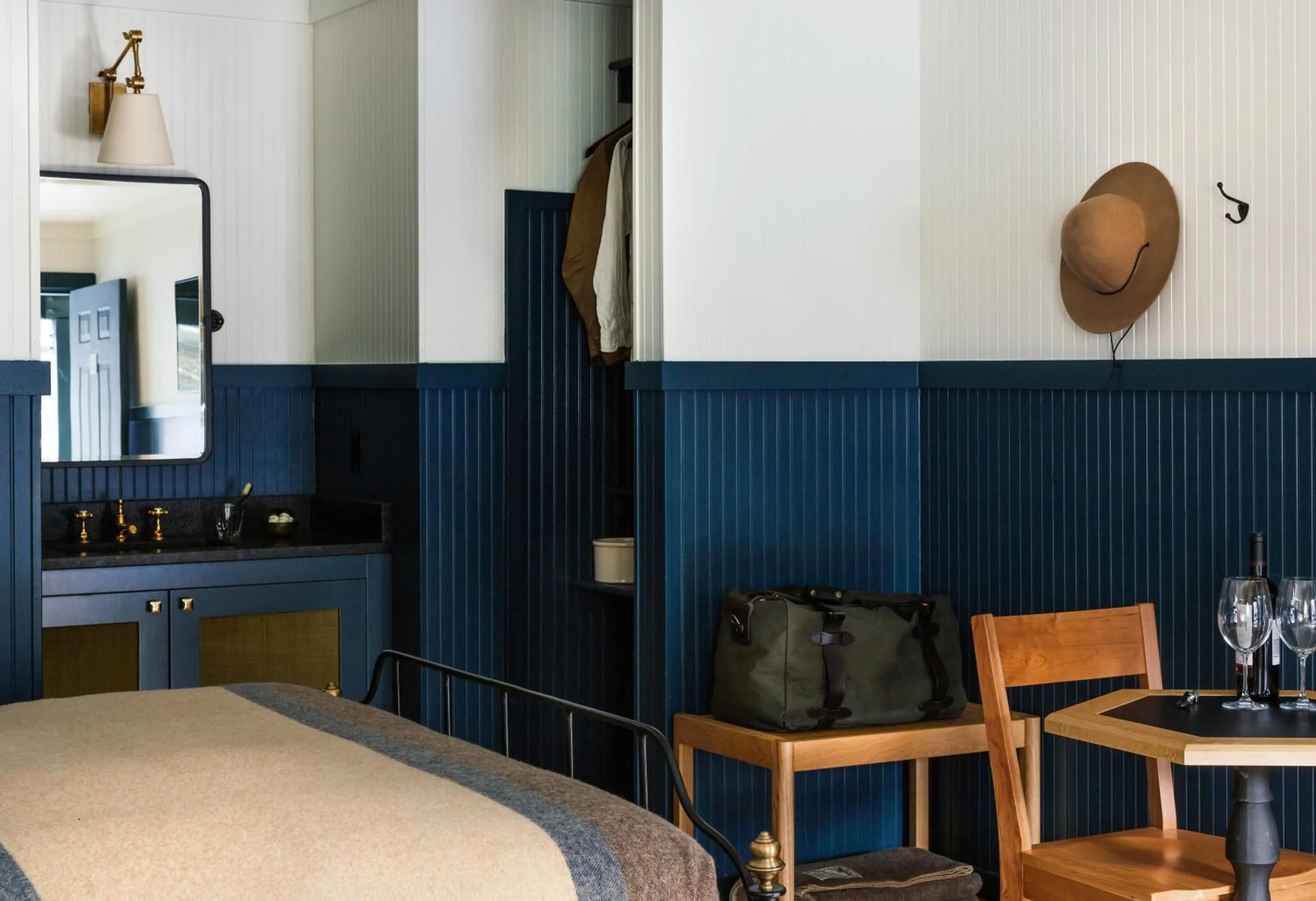 Photo of the whole room, Bed in Anvil Hotel