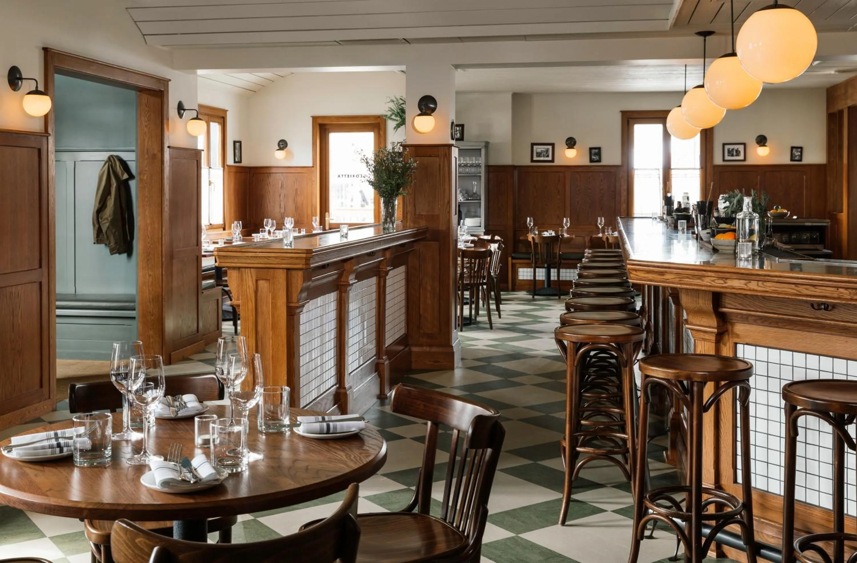 Restaurant/places to eat in Anvil Hotel