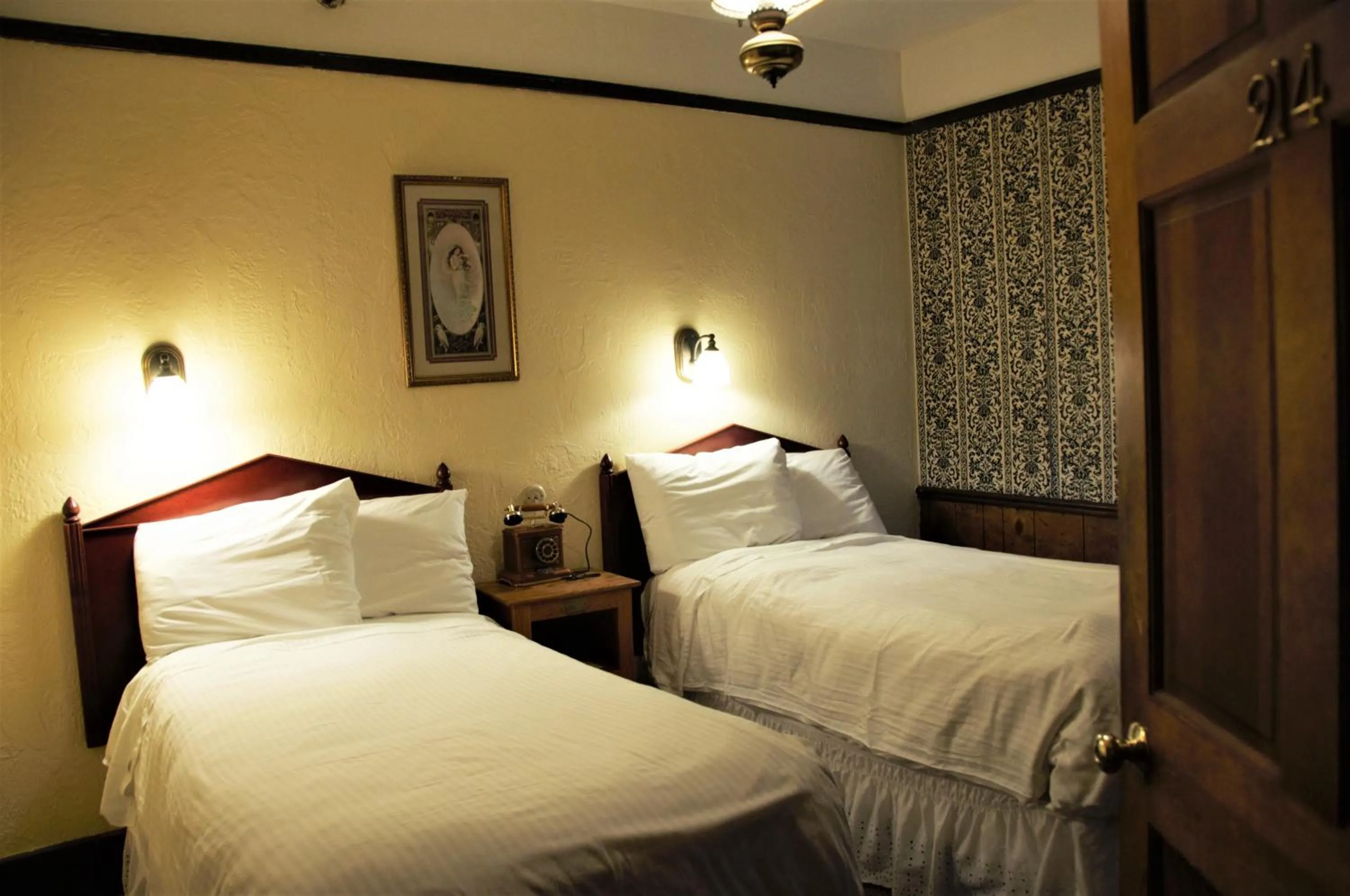 Standard Twin with Kitchenette  in Alaskan Hotel and Bar