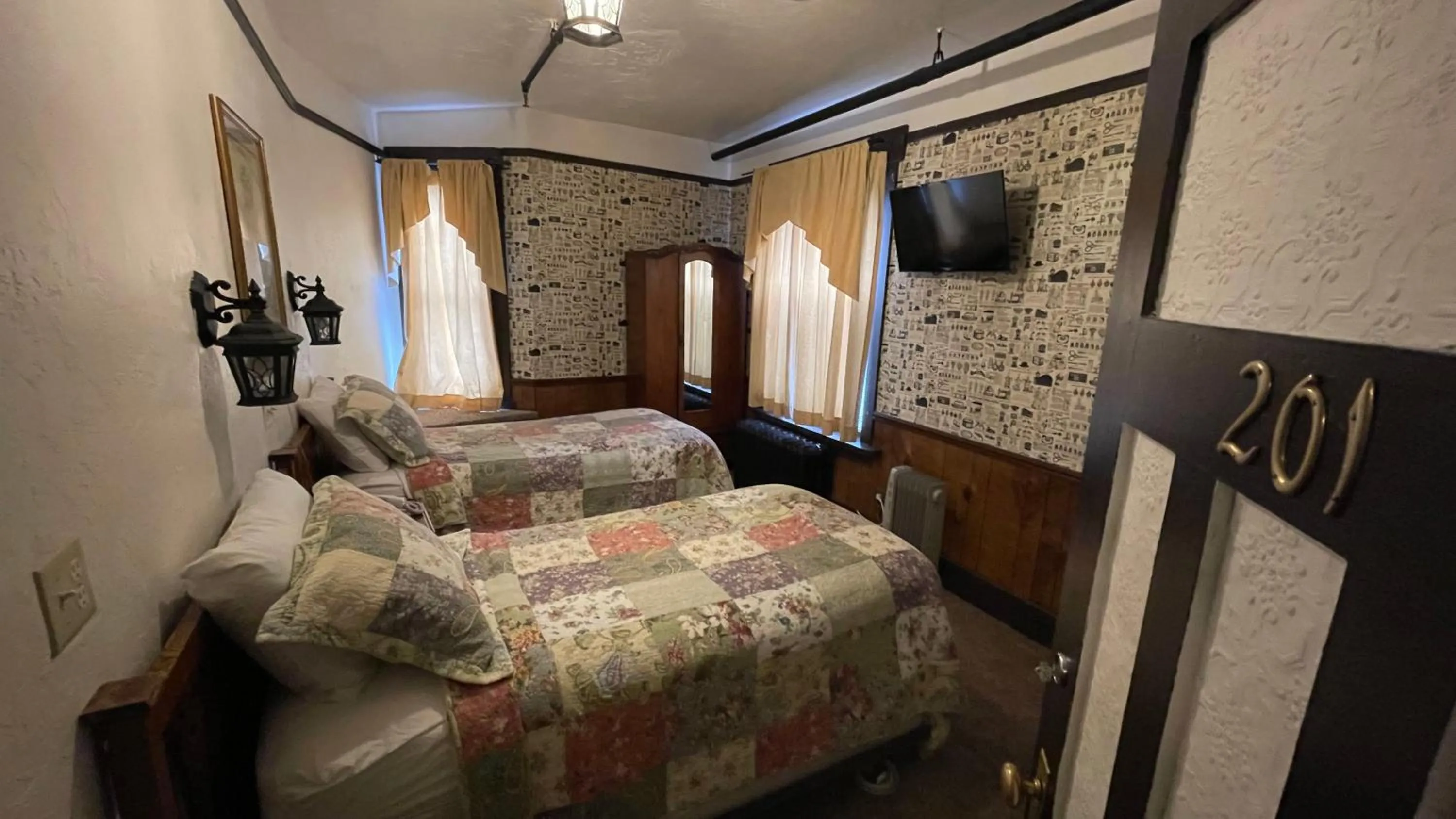 Economy Twin Room in Alaskan Hotel and Bar