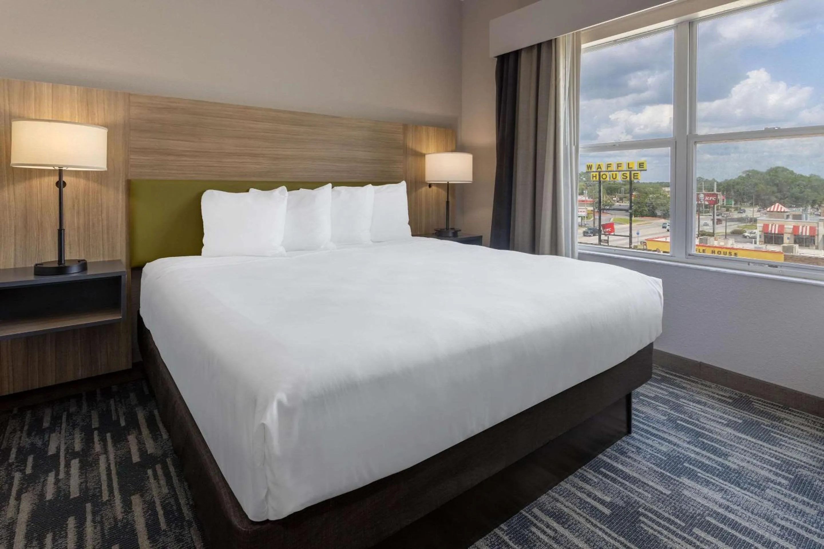 Bedroom, Bed in Country Inn & Suites by Radisson, Valdosta, GA