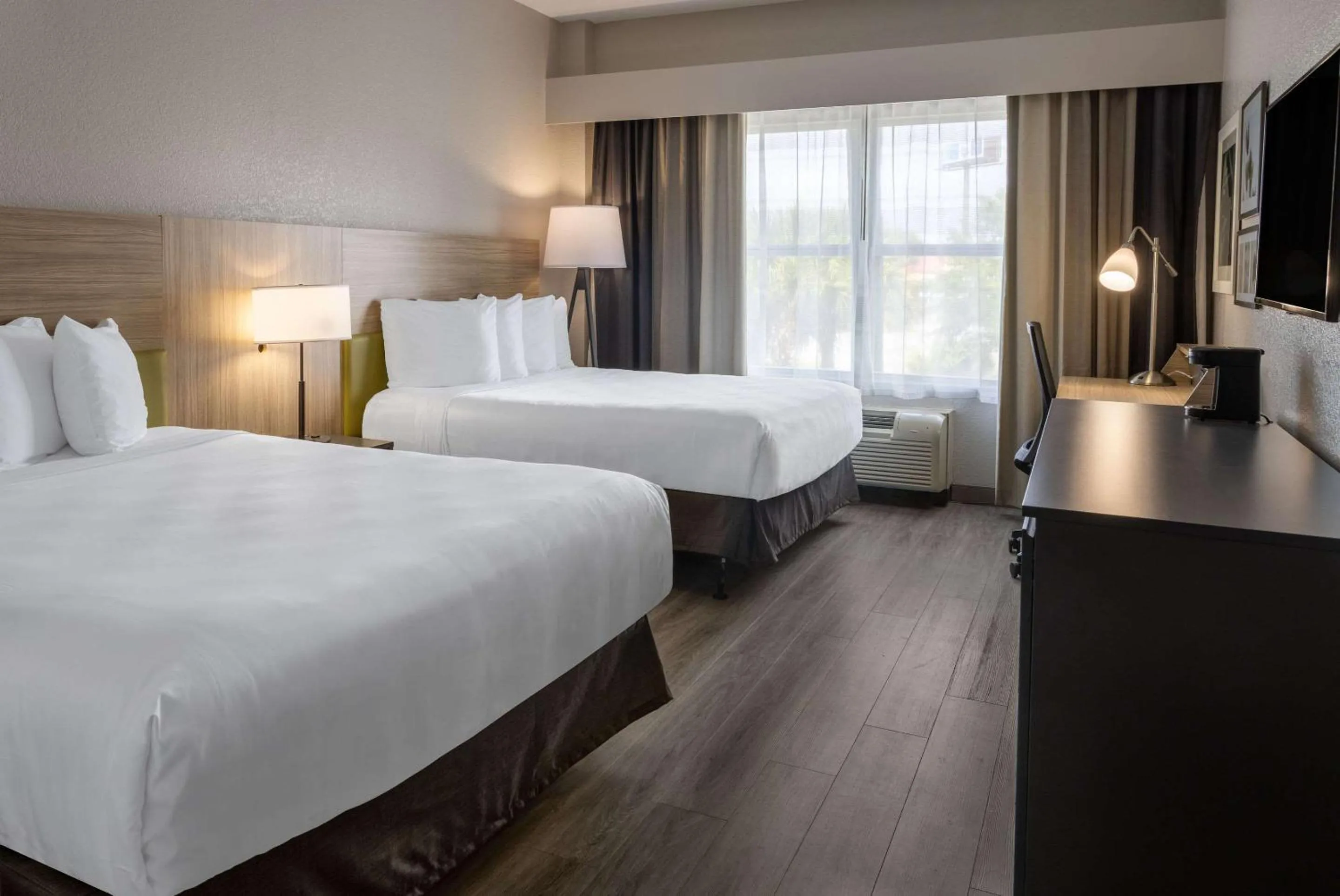 Bedroom, Bed in Country Inn & Suites by Radisson, Valdosta, GA