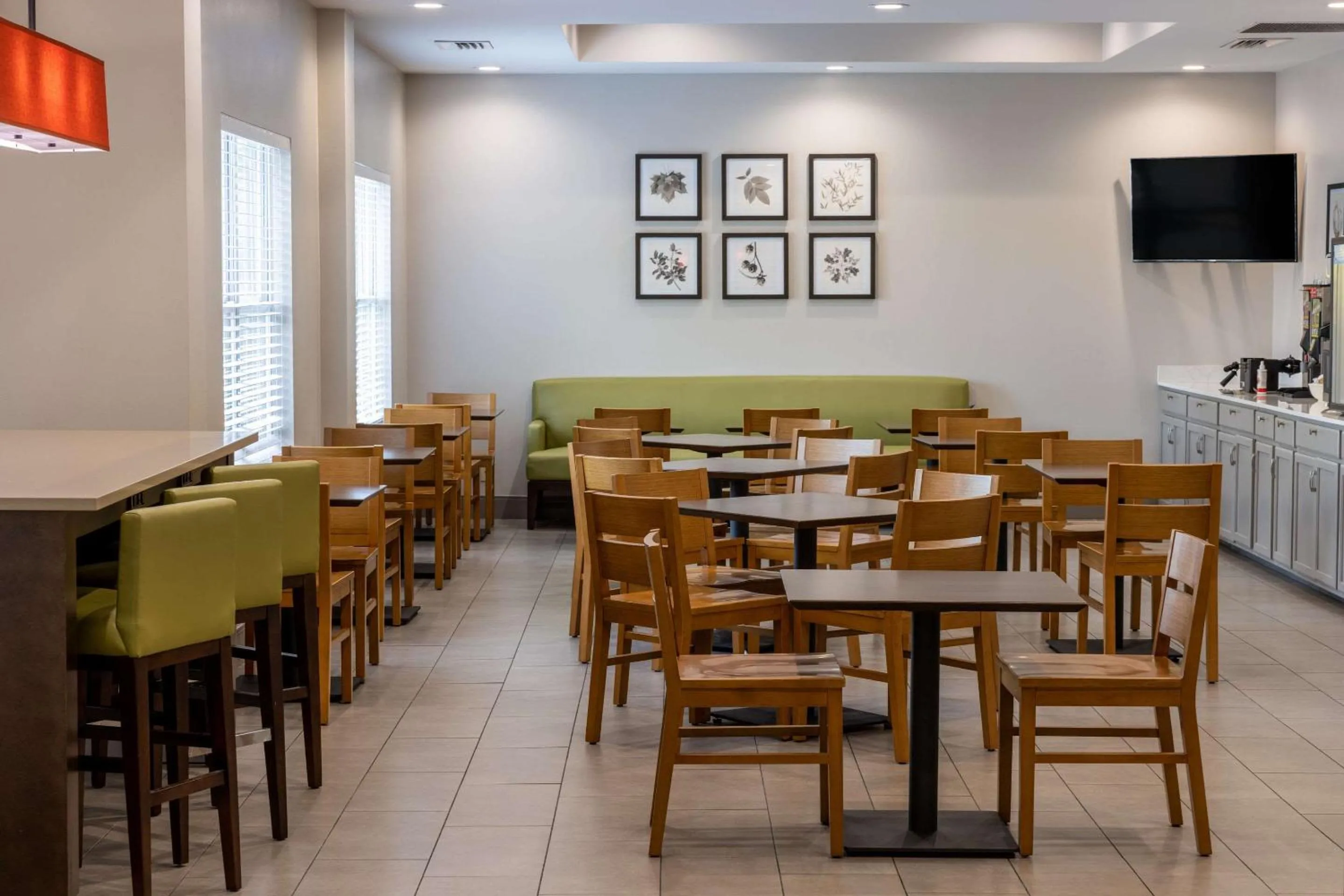 Breakfast in Country Inn & Suites by Radisson, Valdosta, GA