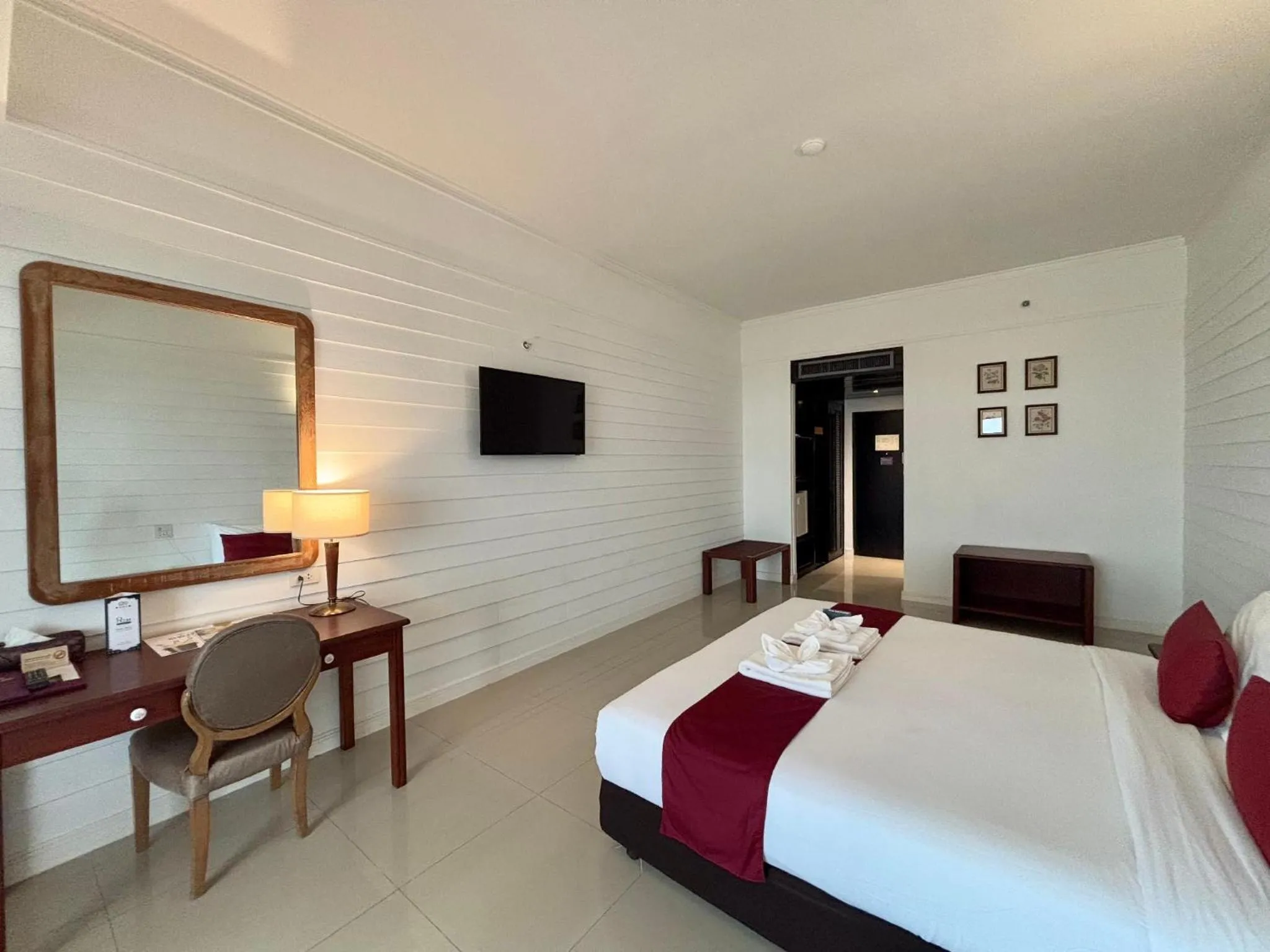 Bedroom, Bed in Napalai Hotel