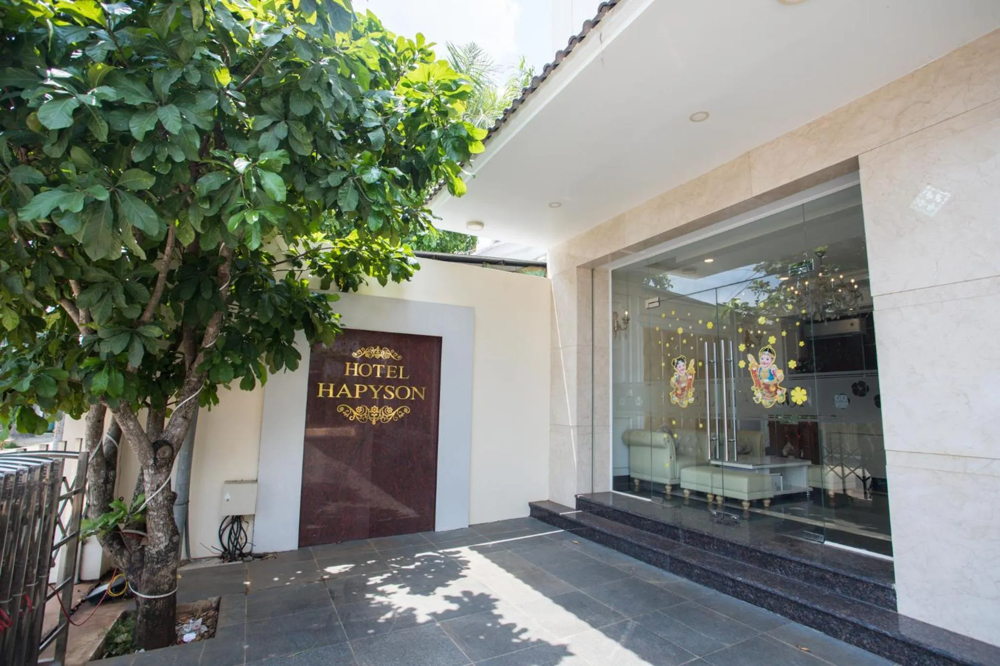 Facade/entrance in Hapyson