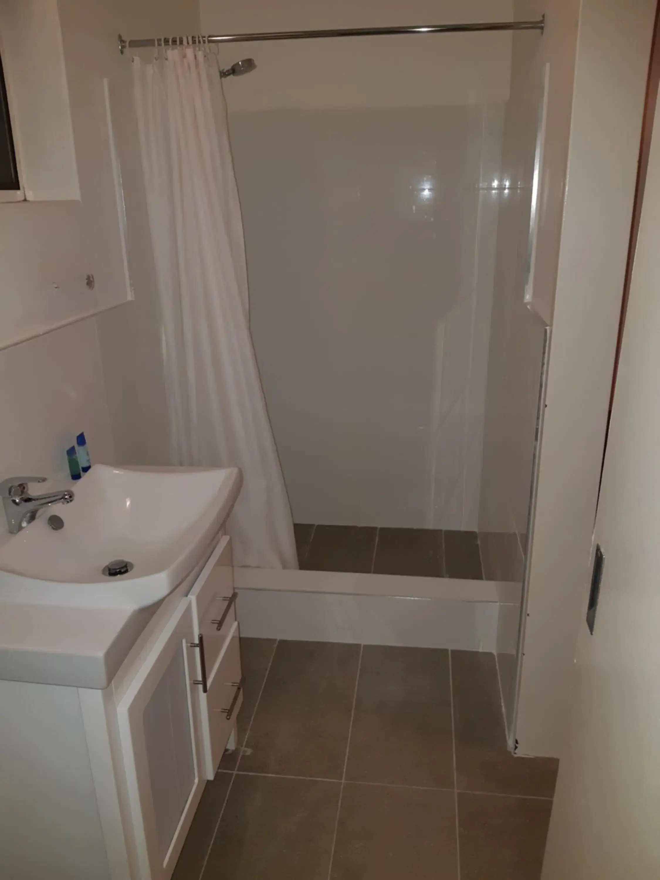 Deluxe Queen Room in Colonial Inn Motel Deluxe Queen Room in Colonial Inn Motel