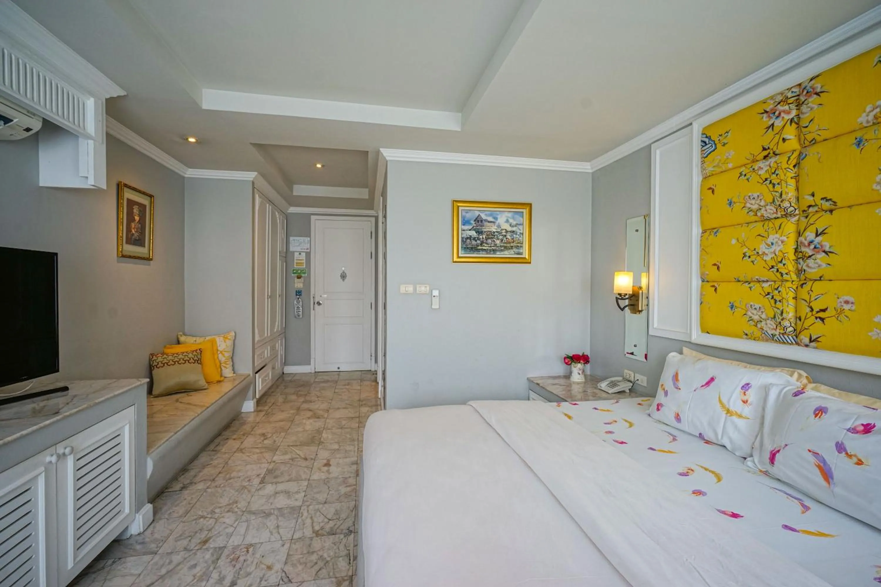 Living room, Bed in At Pingnakorn Nimman Hotel