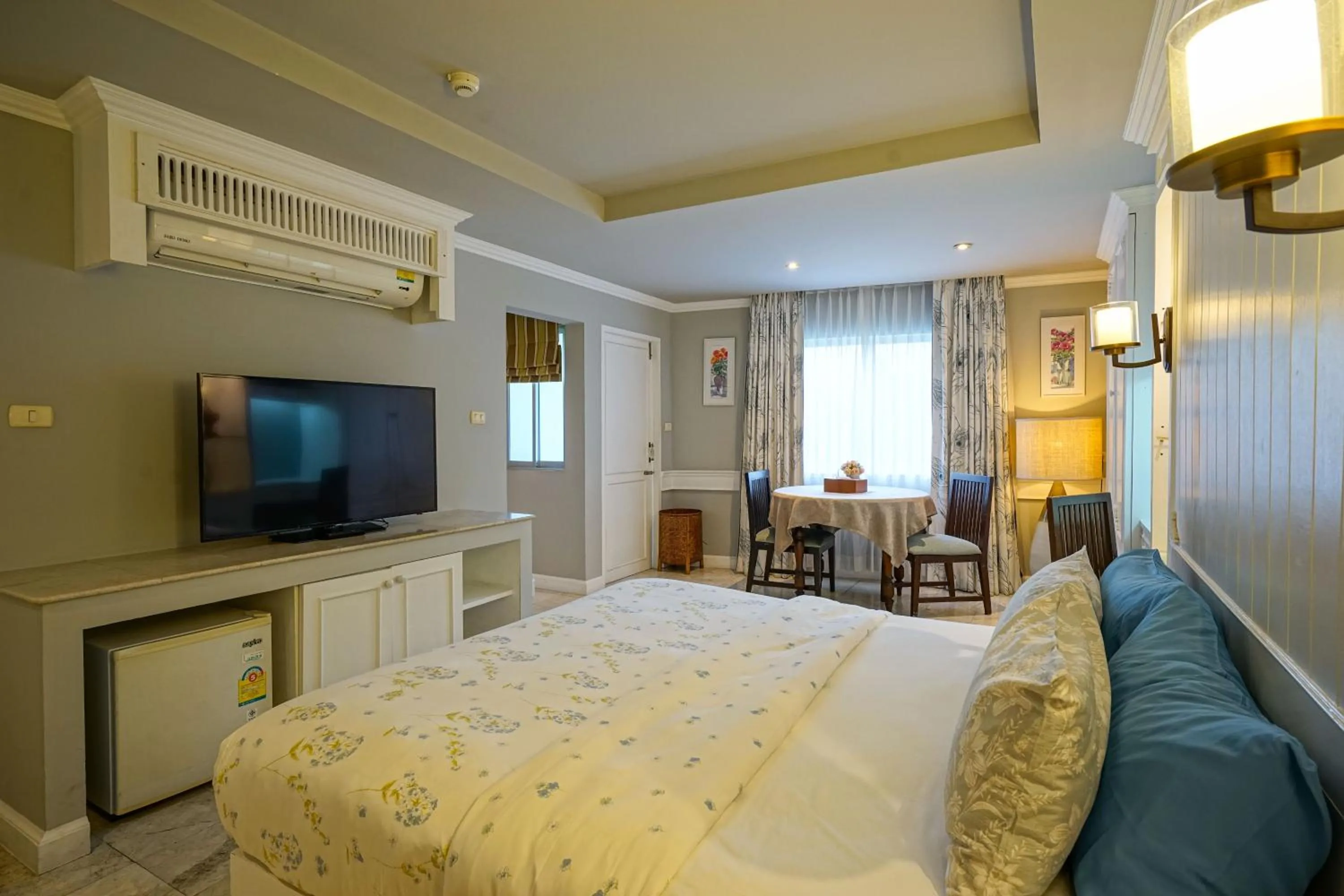 Communal lounge/ TV room, Bed in At Pingnakorn Nimman Hotel