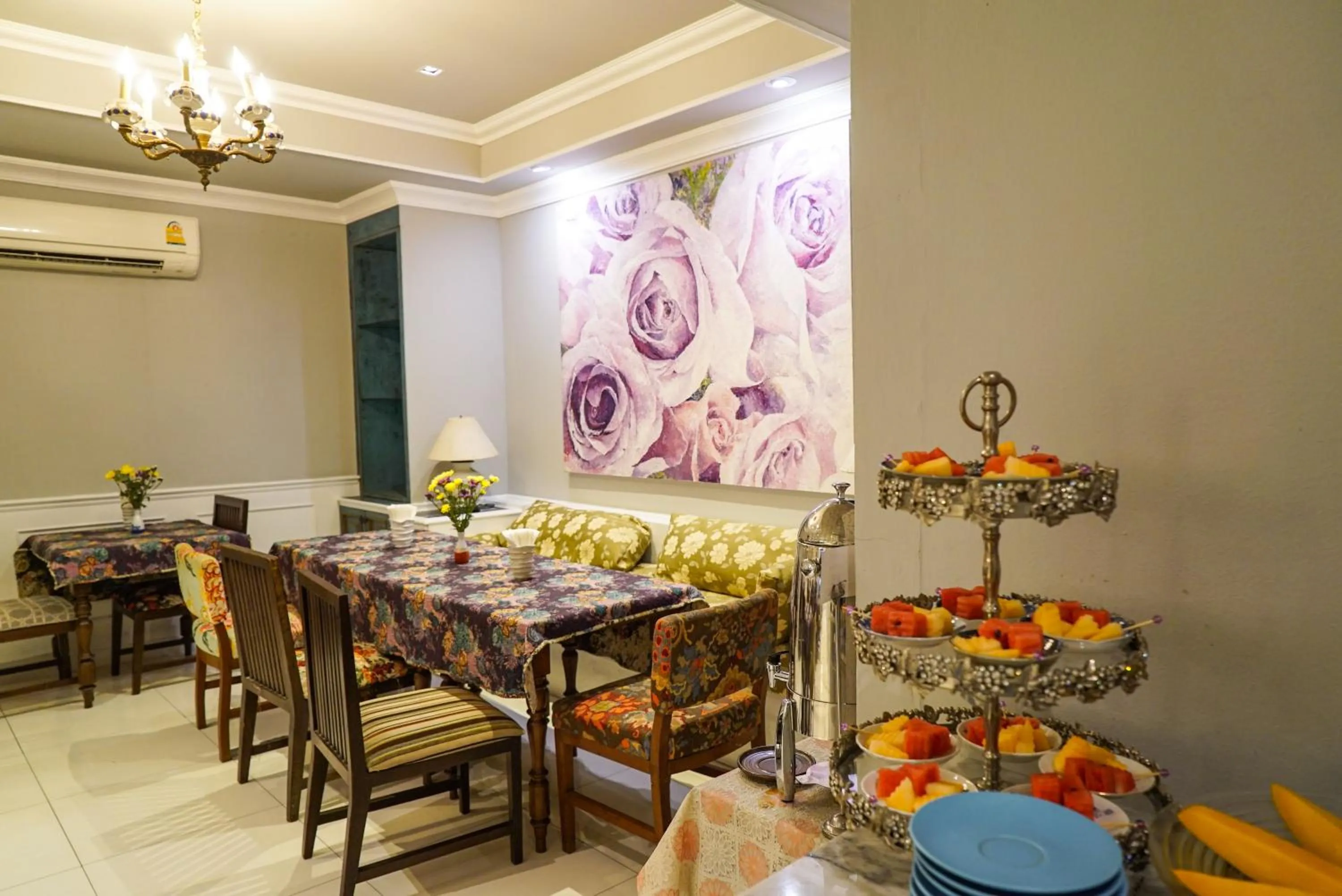 Restaurant/places to eat in At Pingnakorn Nimman Hotel