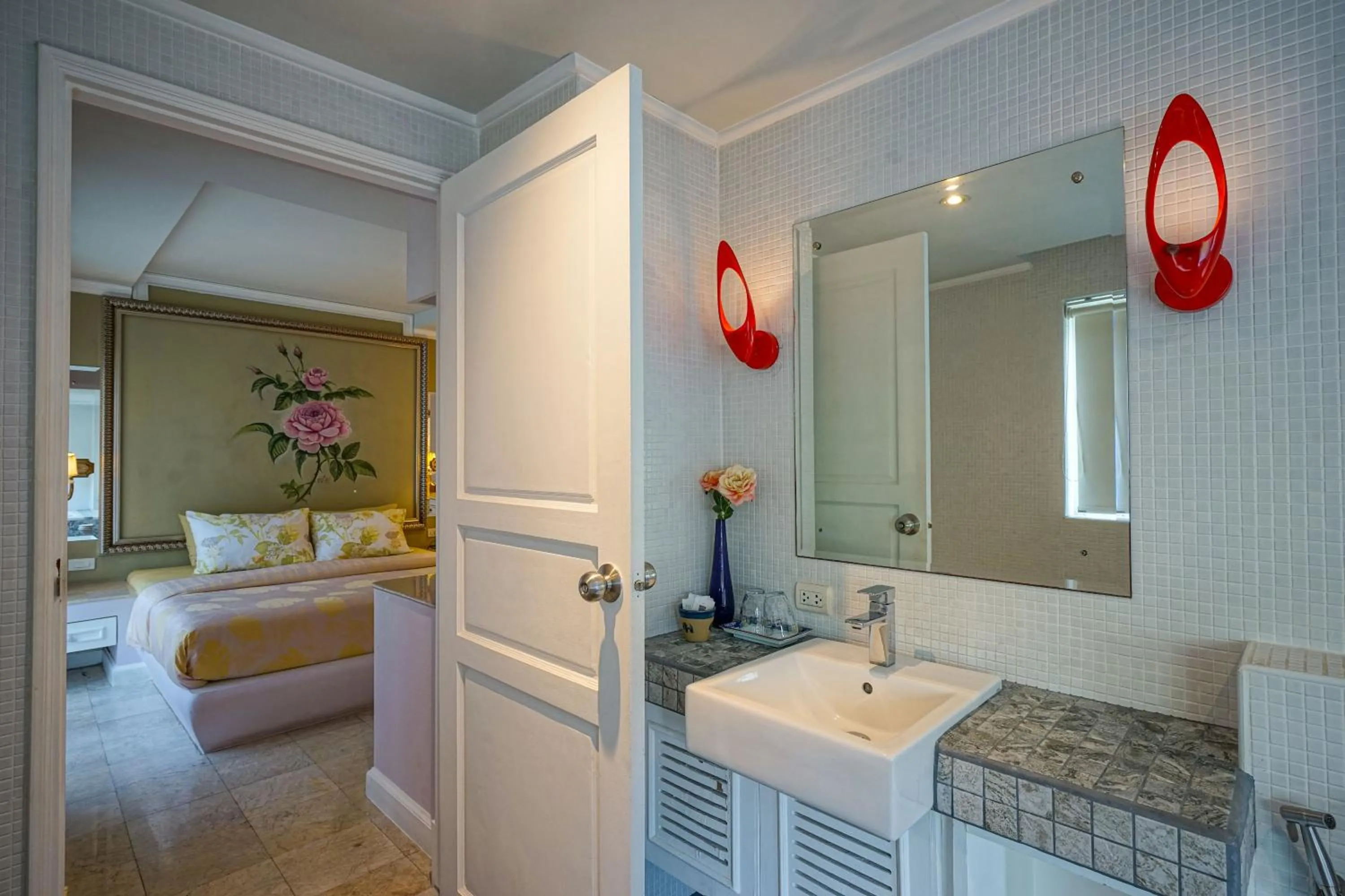 Bathroom, Bed in At Pingnakorn Nimman Hotel