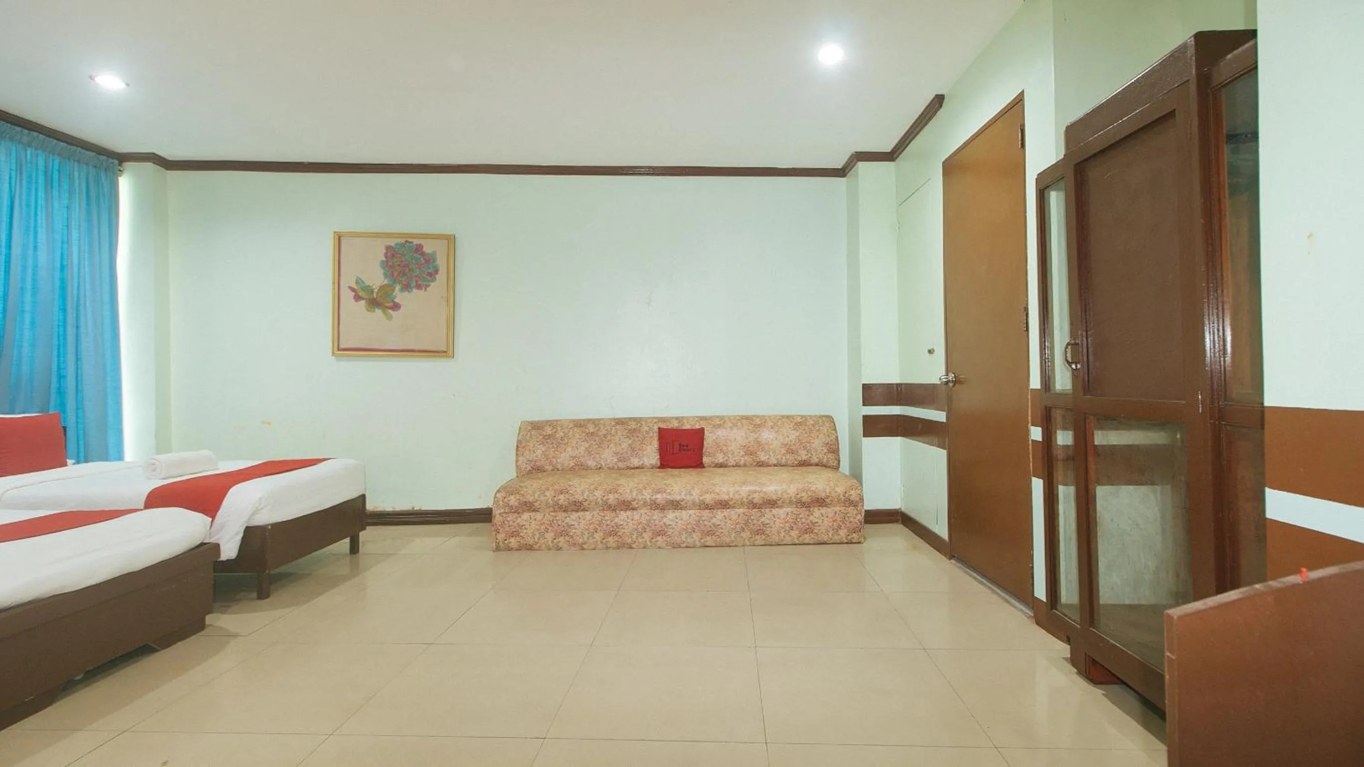 Seating area, Bed in RedDoorz at Maanyag Pension House Mandaue