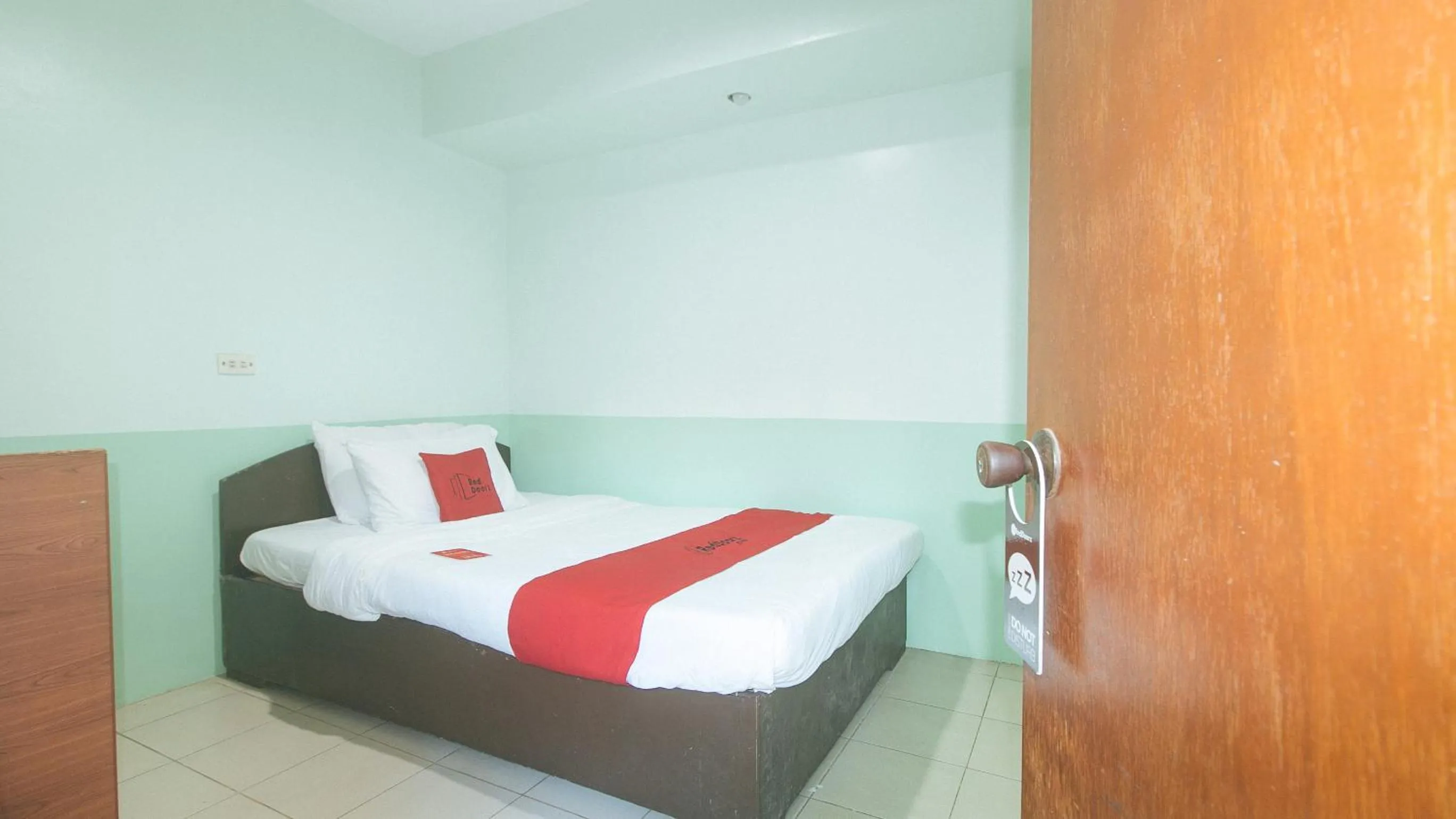 Bed in RedDoorz at Maanyag Pension House Mandaue