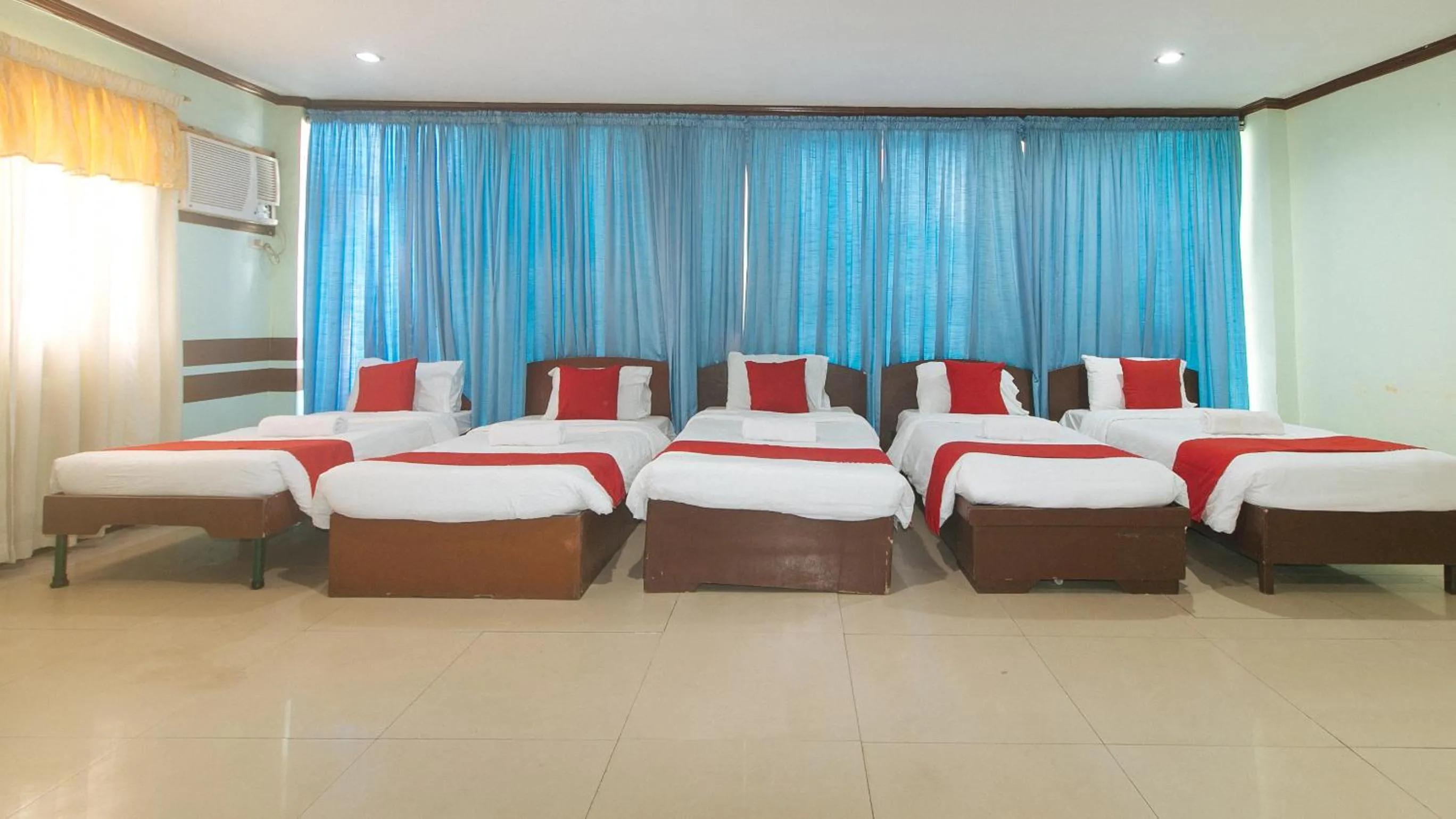 Bed in RedDoorz at Maanyag Pension House Mandaue