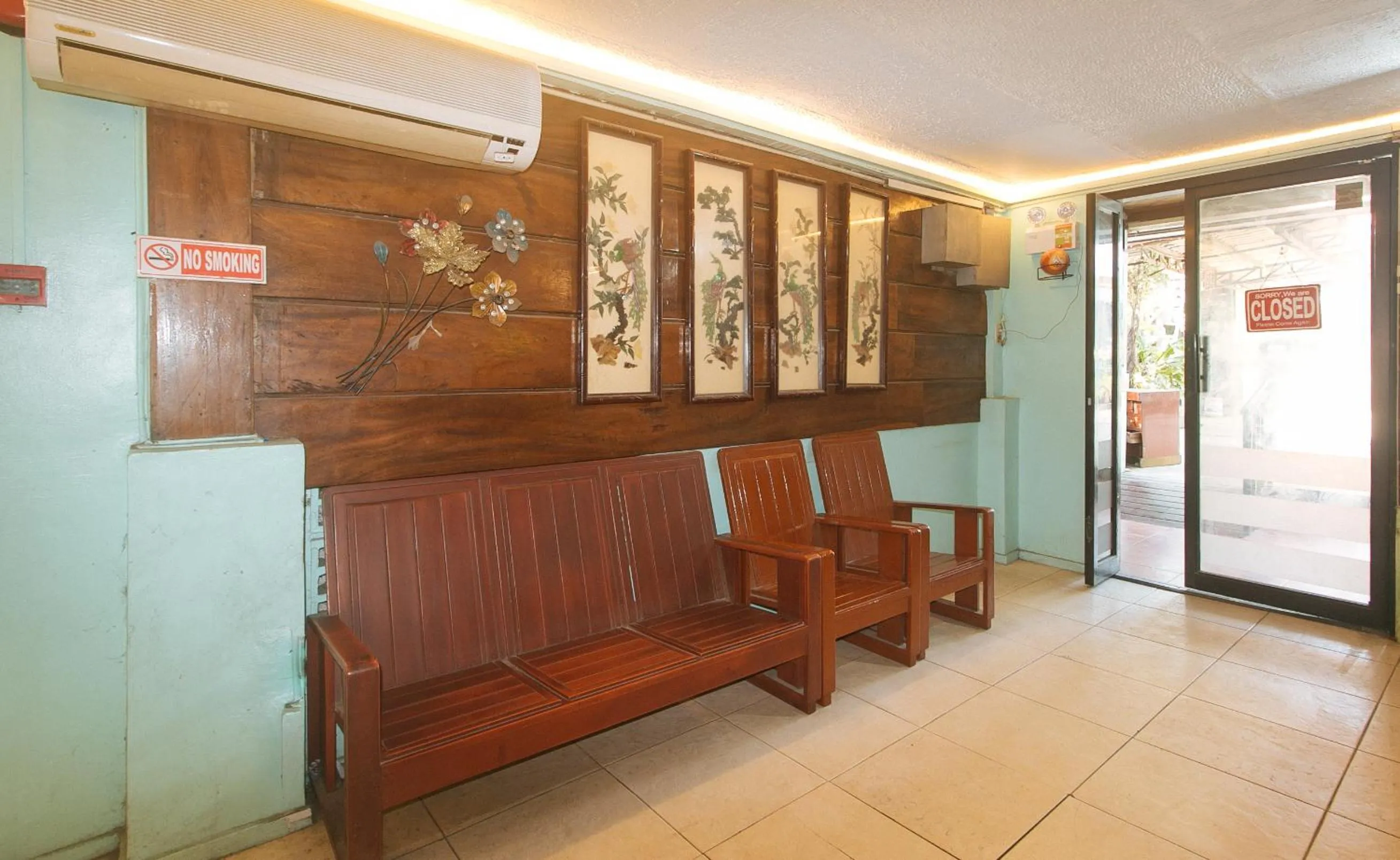 Seating area in RedDoorz at Maanyag Pension House Mandaue