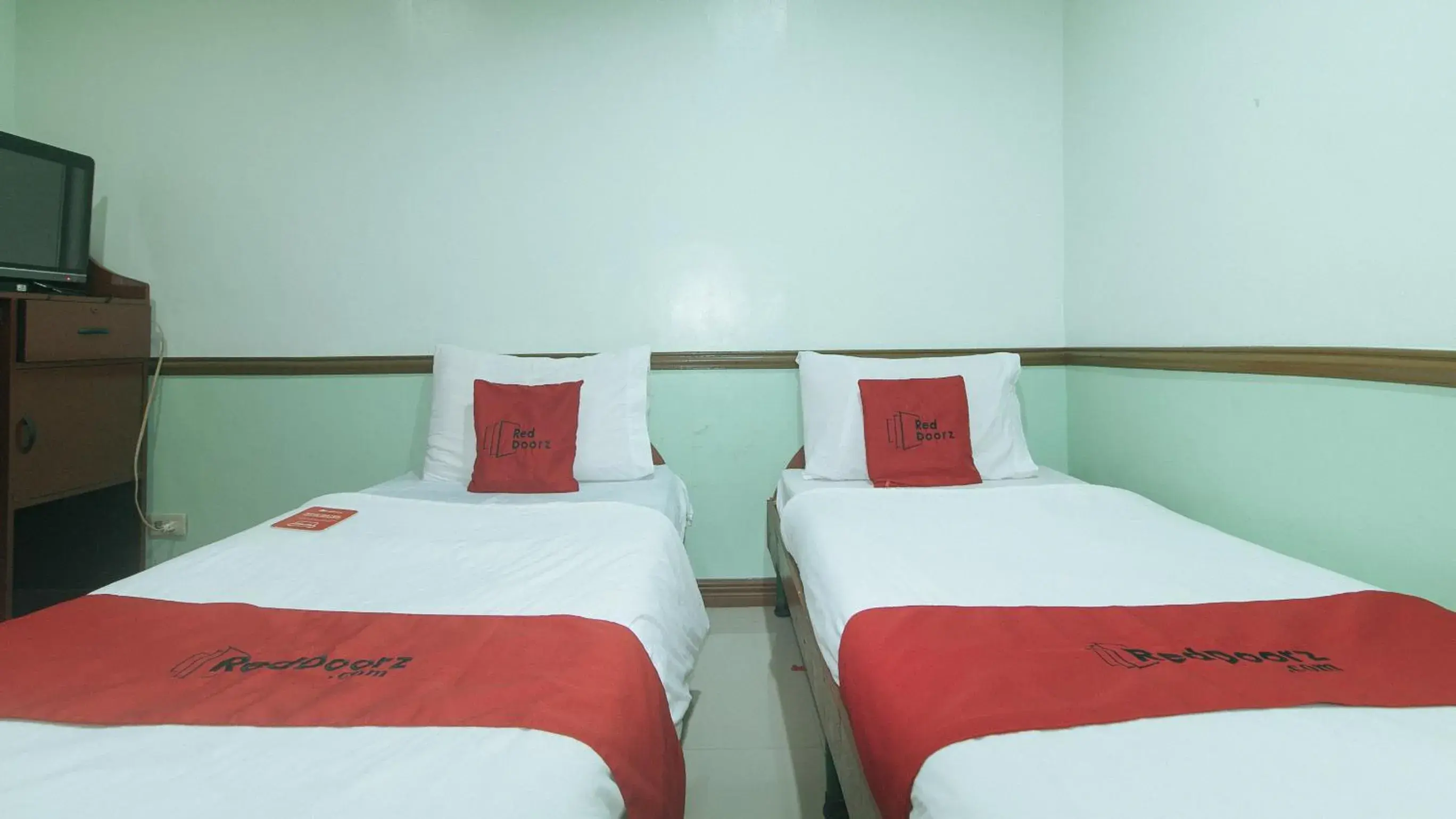 Twin Room in RedDoorz at Maanyag Pension House Mandaue Twin Room in RedDoorz at Maanyag Pension House Mandaue