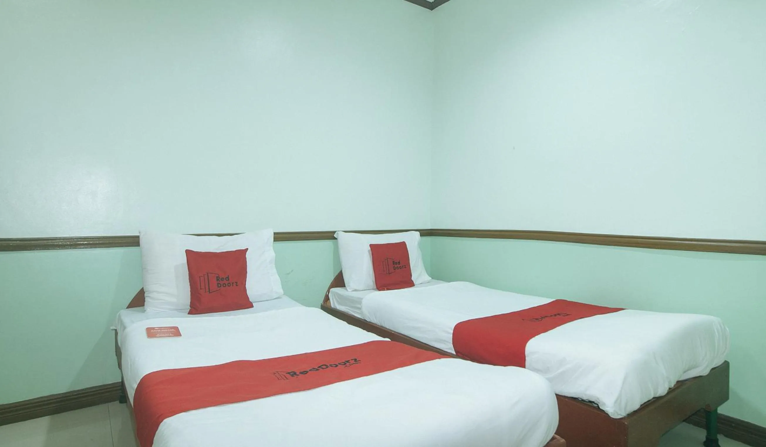 Bed in RedDoorz at Maanyag Pension House Mandaue
