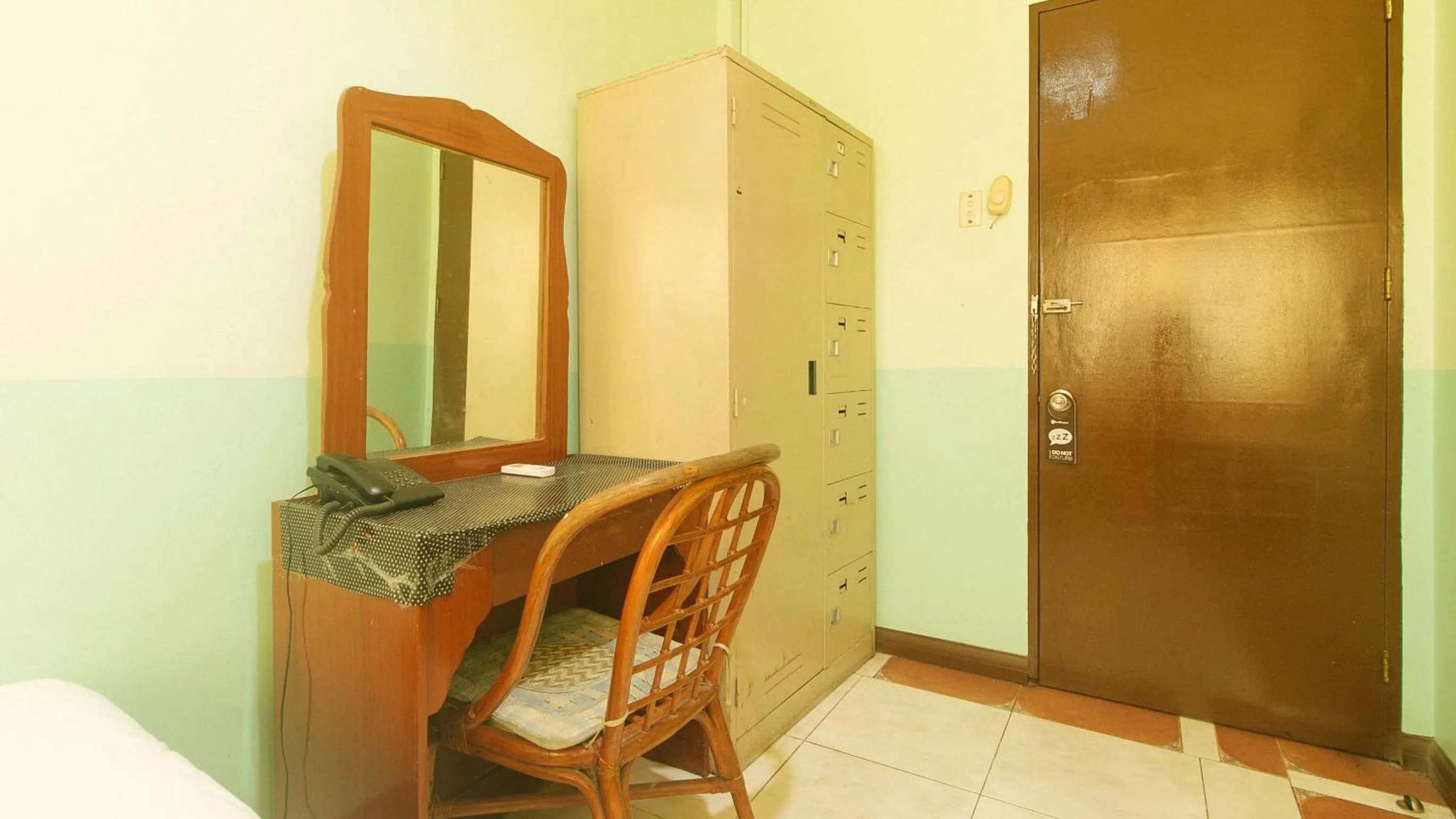 wardrobe in RedDoorz at Maanyag Pension House Mandaue