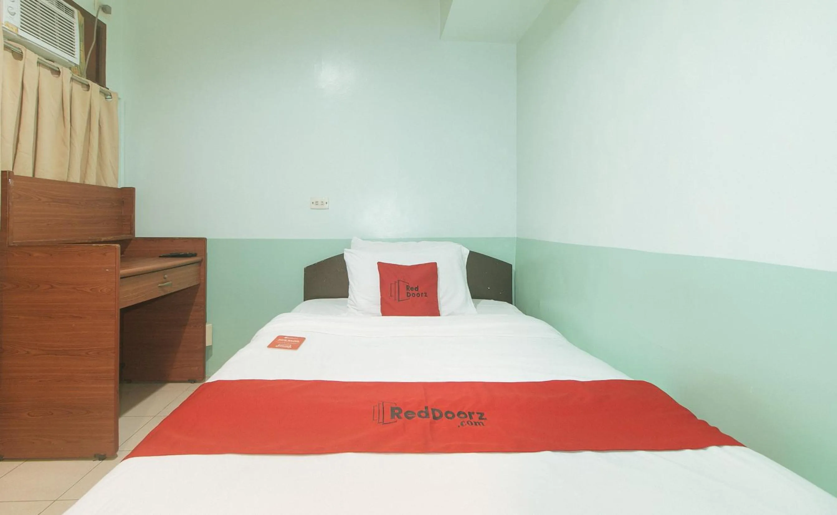 Bed in RedDoorz at Maanyag Pension House Mandaue