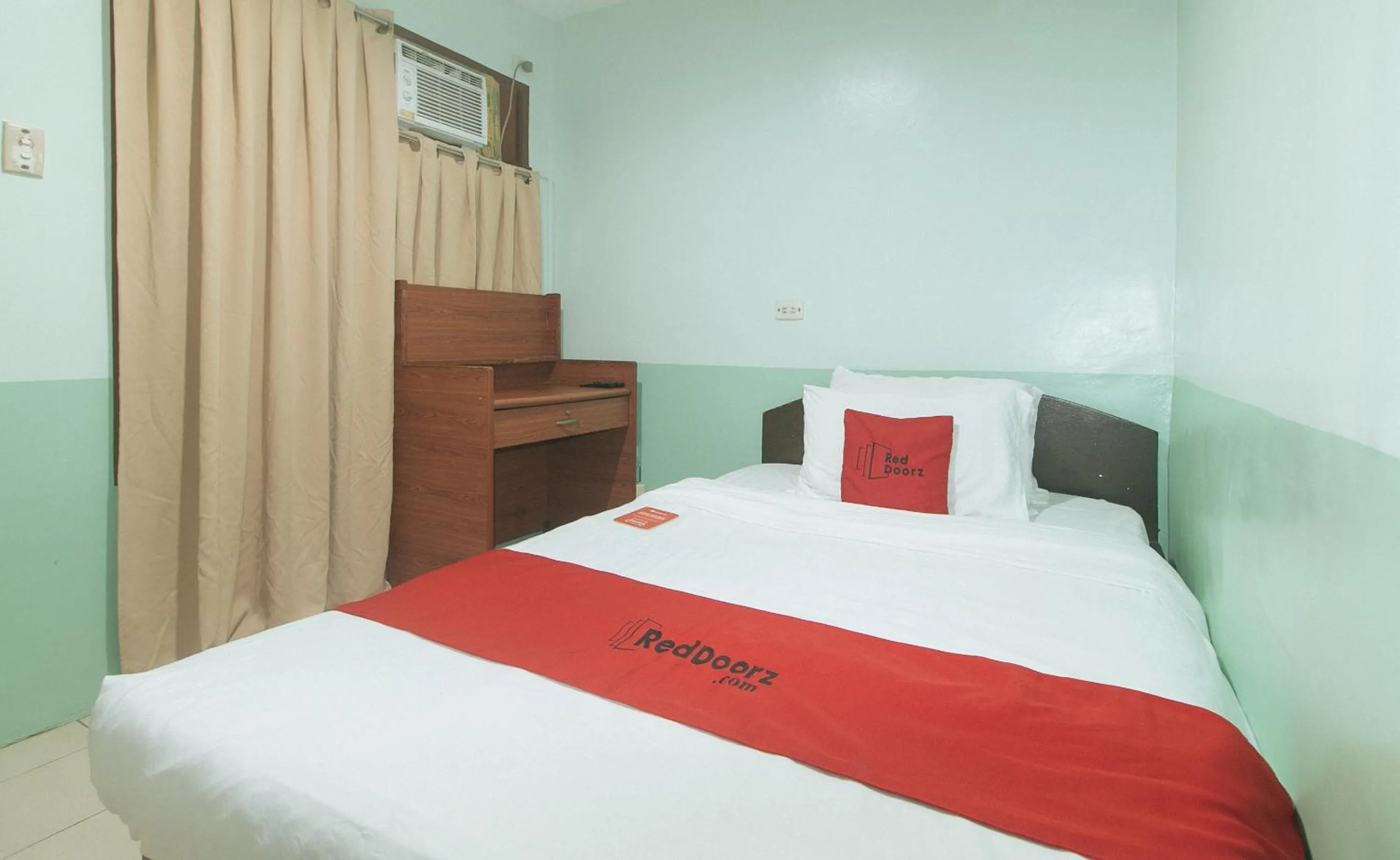 Bed in RedDoorz at Maanyag Pension House Mandaue