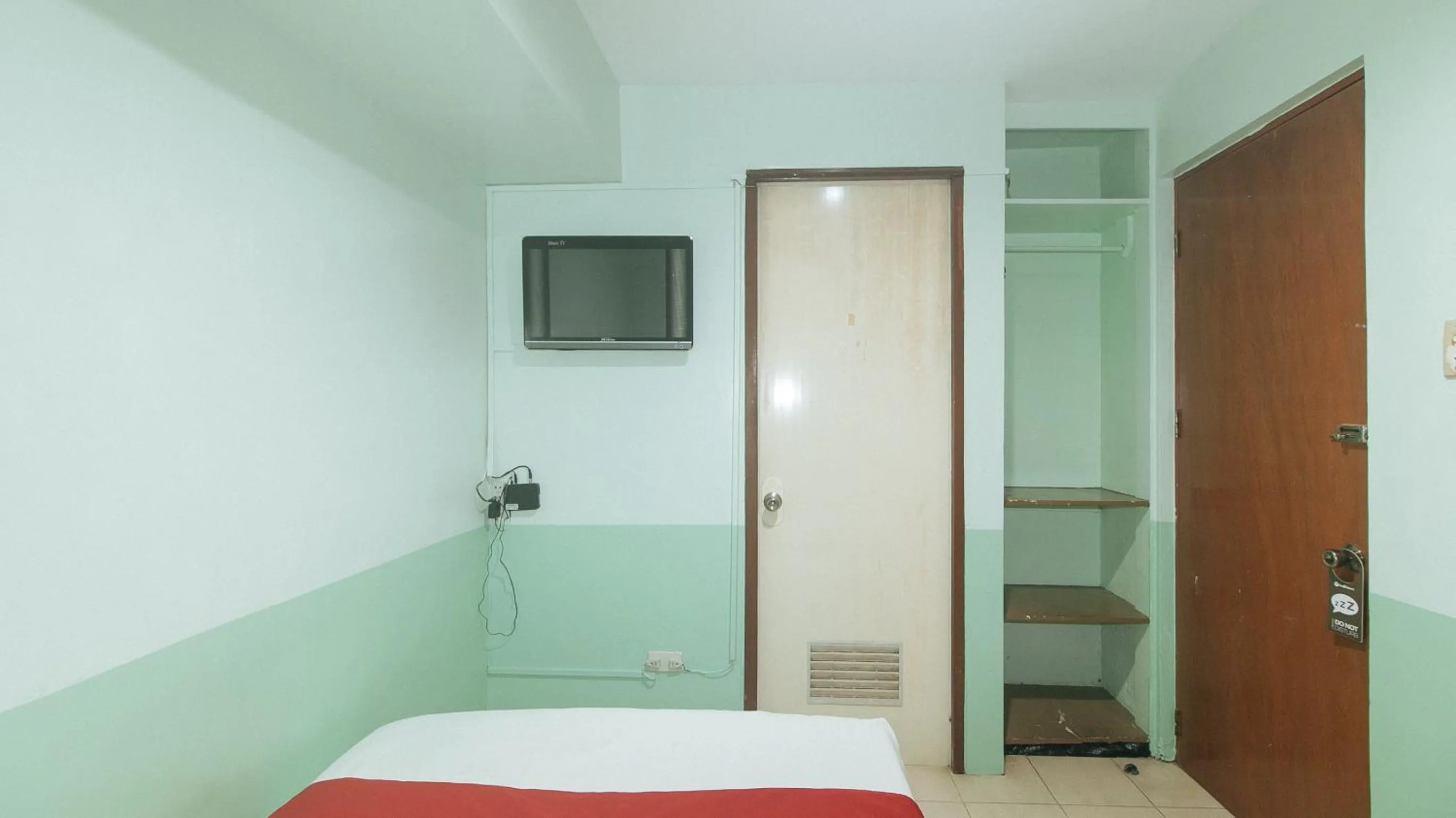 TV and multimedia, Bed in RedDoorz at Maanyag Pension House Mandaue